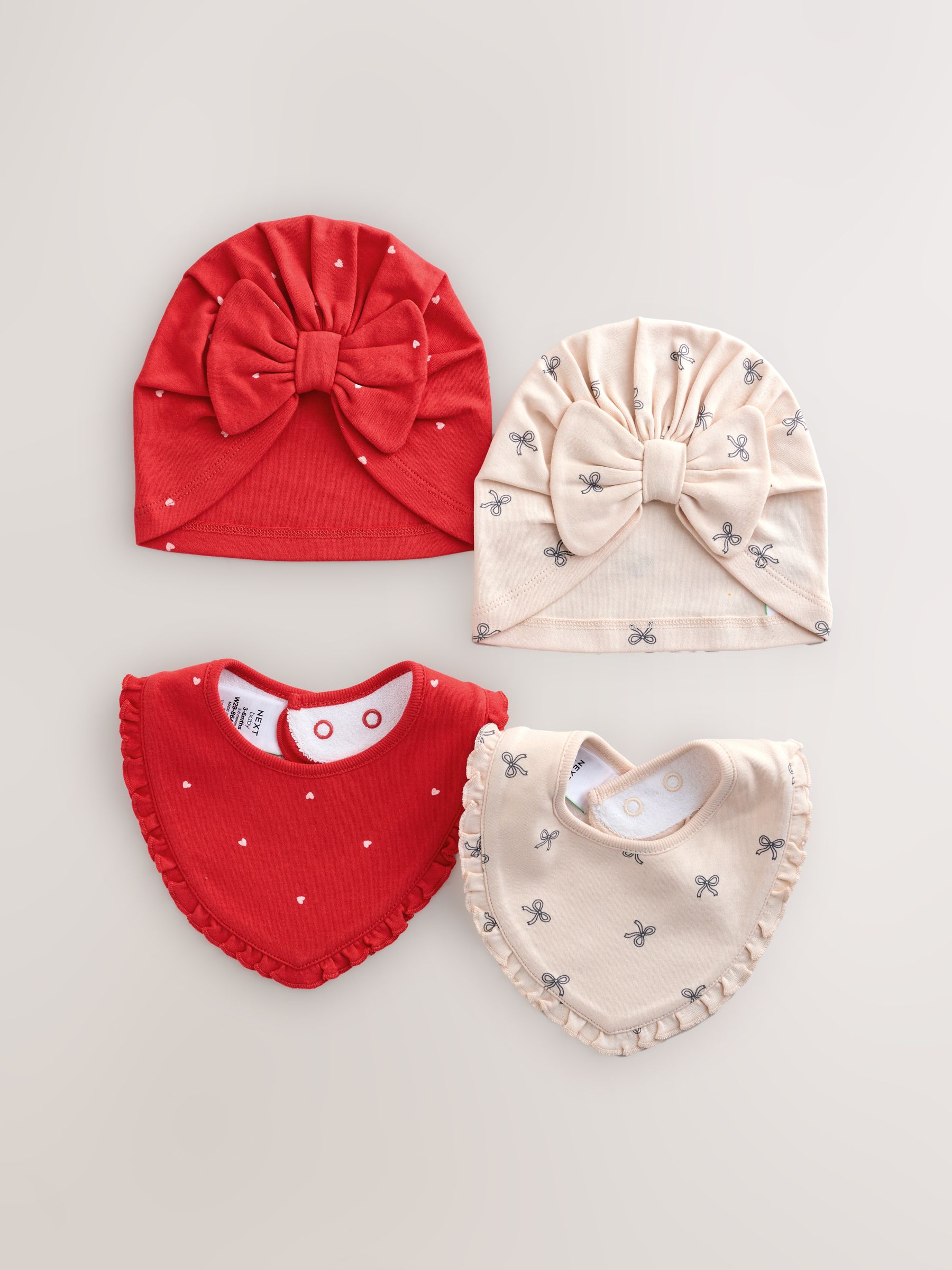 Rood/crèmekleurig - Set van 4 babymutsen en slabbetjes (0-18mnd)