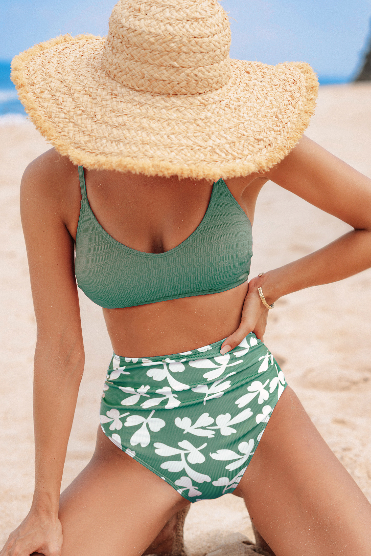 Bikini à dos croisé et bas à fleurs vert