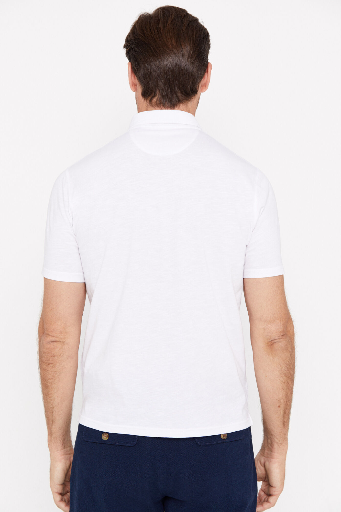 Camisa polo com bolso aberto no pescoço - Branca