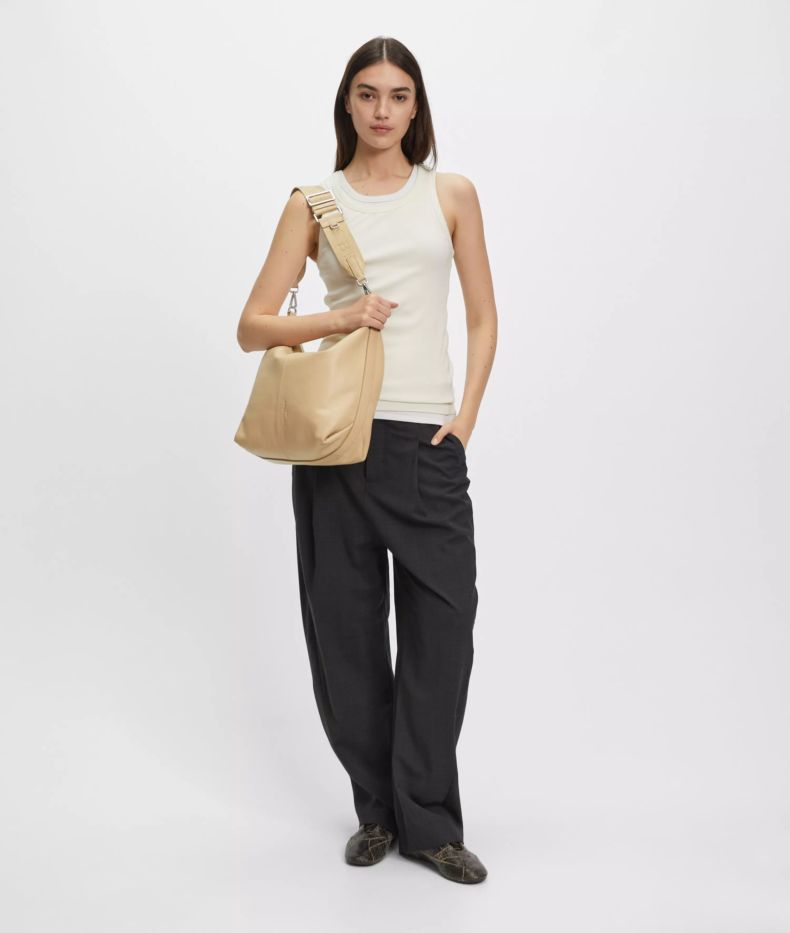 Paris Hobo M Spacious cowhide leather shoulder bag