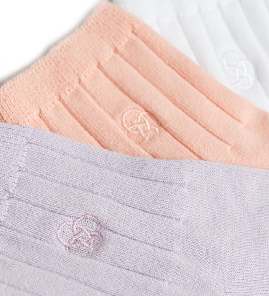 Conjunto de 3 meias cano curto Superdry nas cores branca, lilás e rosa.