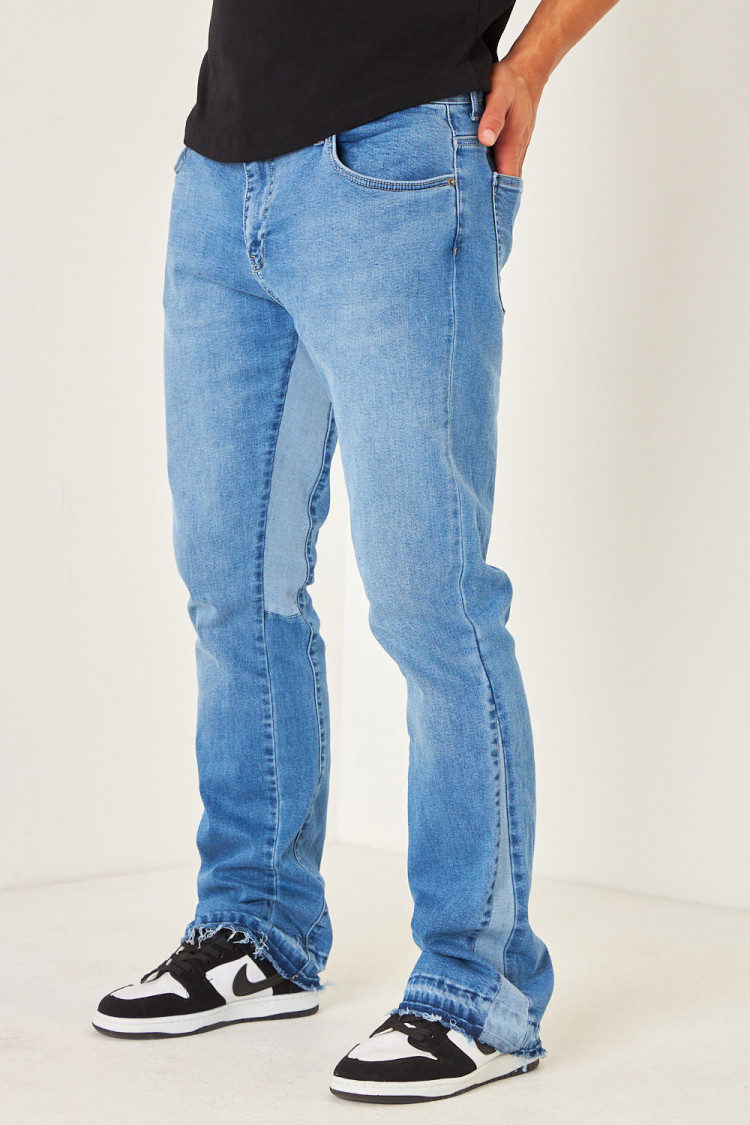 Jeans bleu évasé aux chevilles