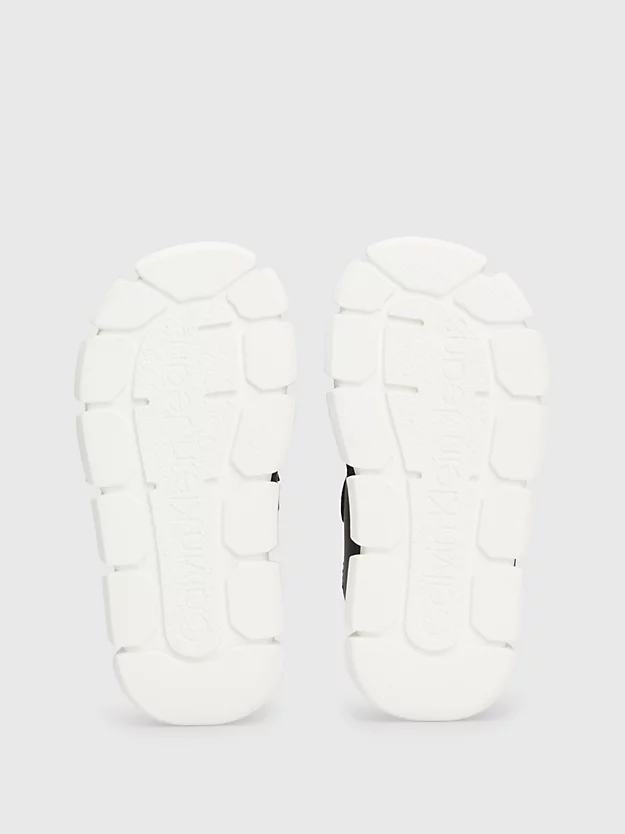 Sandálias com fecho de velcro para crianças e adolescentes.