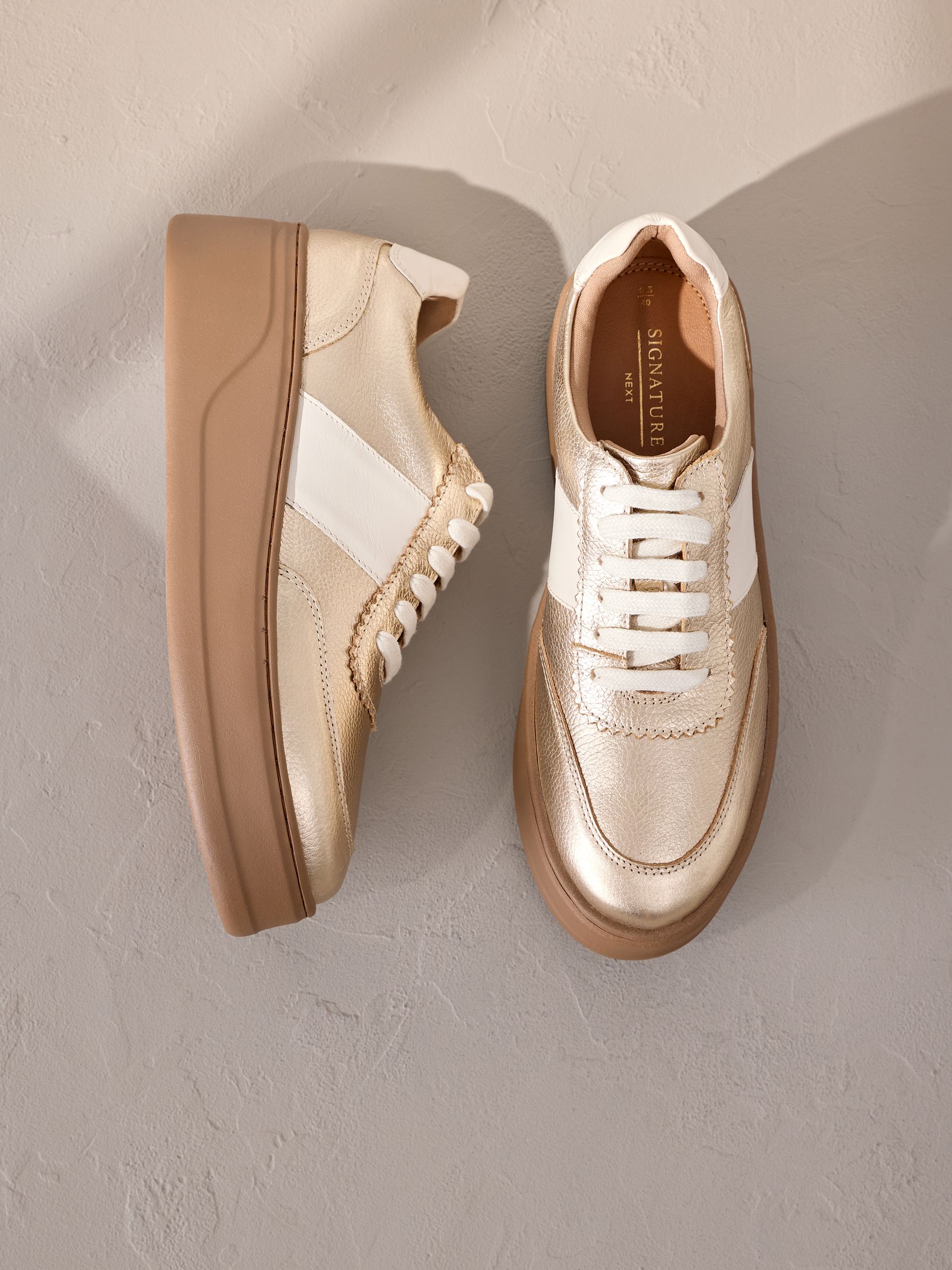 Goud - Signature premium leren sneakers met veters en grove sleehak
