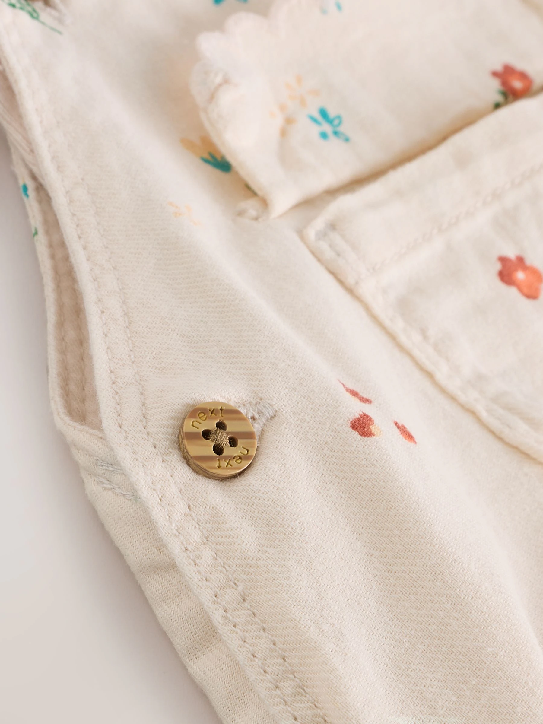 Wit met bloemenprint - Babyset van rompertje met korte mouwen en bretelbroek (0mnd -2jr)