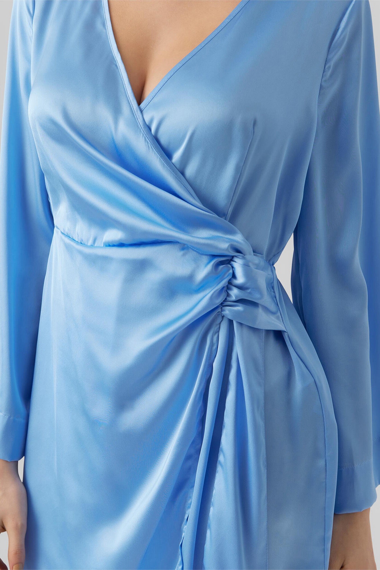 Vestido curto envelope de cetim - Azul escuro