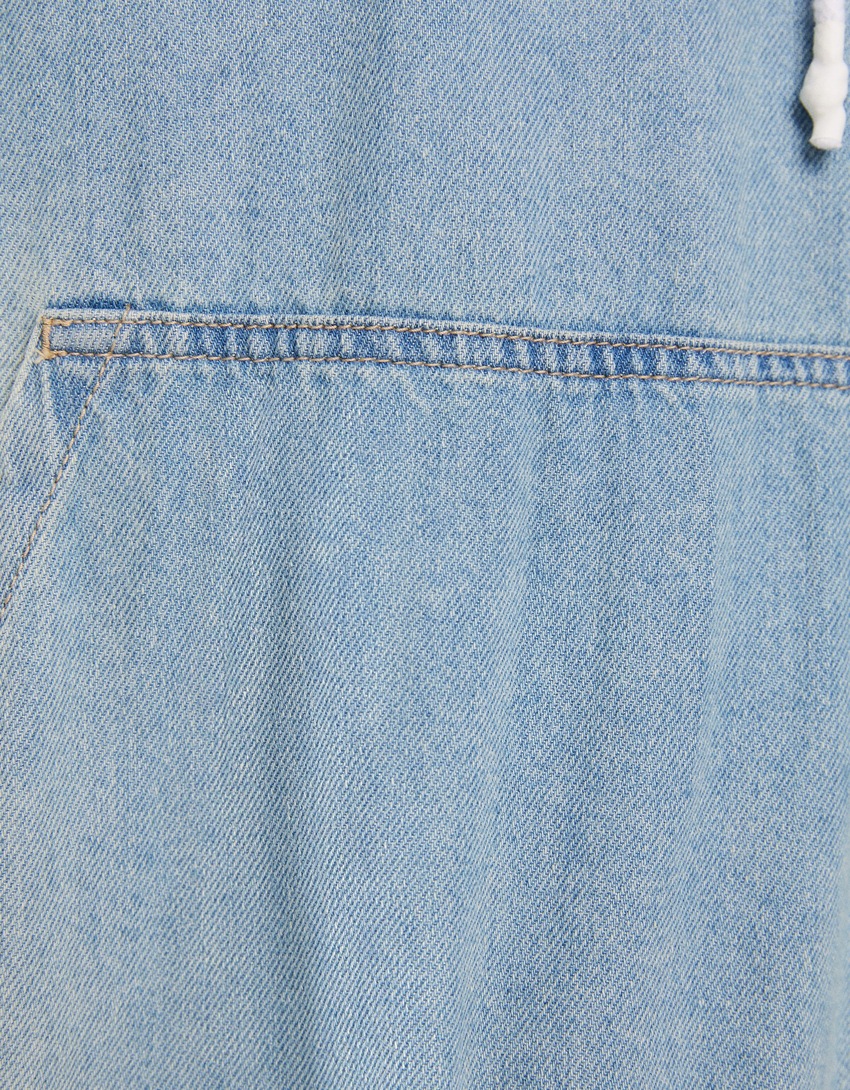 Moletom jeans com capuz e efeito desbotado e modelagem quadrada