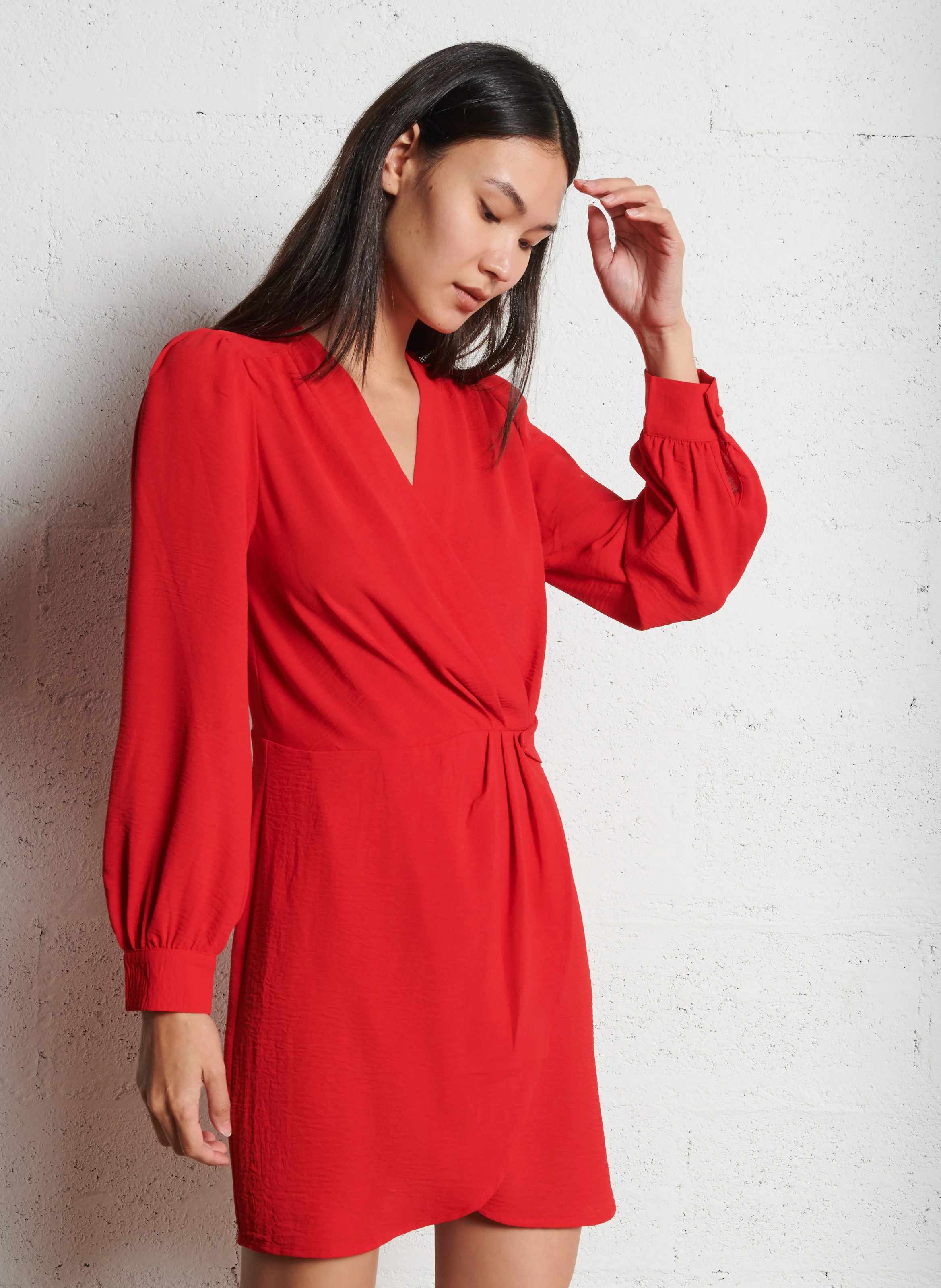 RACHEL - Robe courte cintrée à col V | Rouge