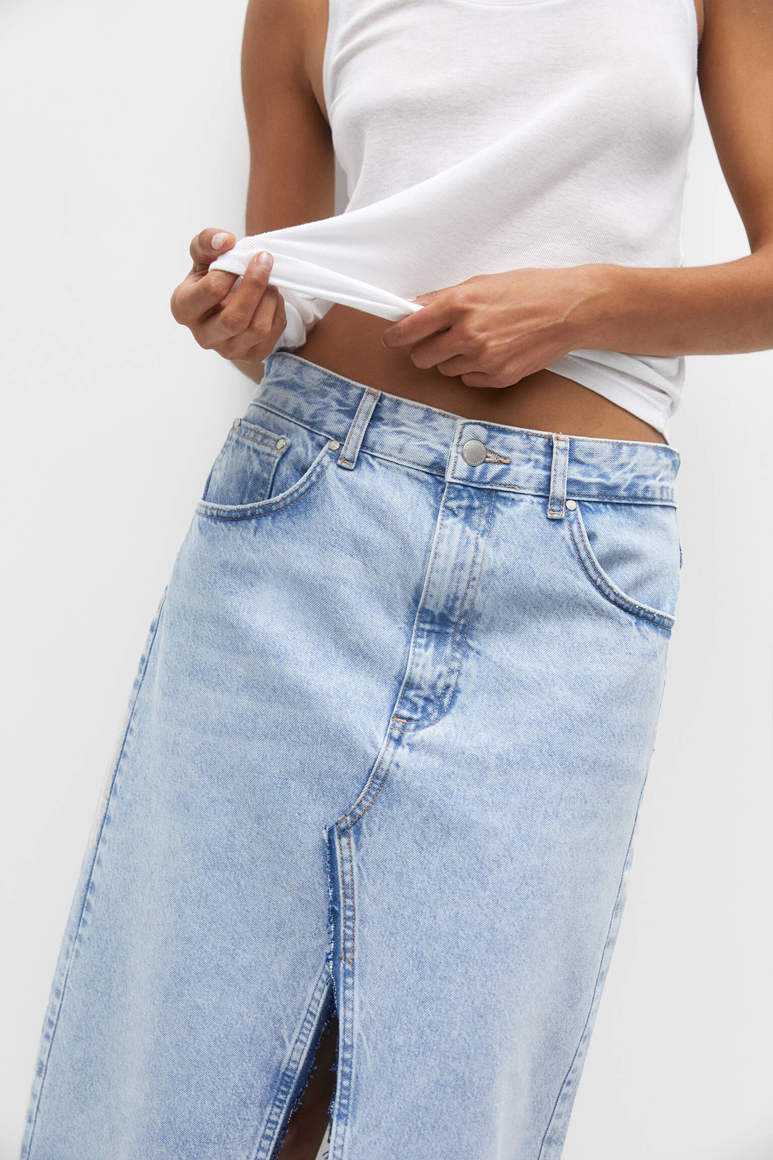 Saia midi jeans assimétrica - azul médio