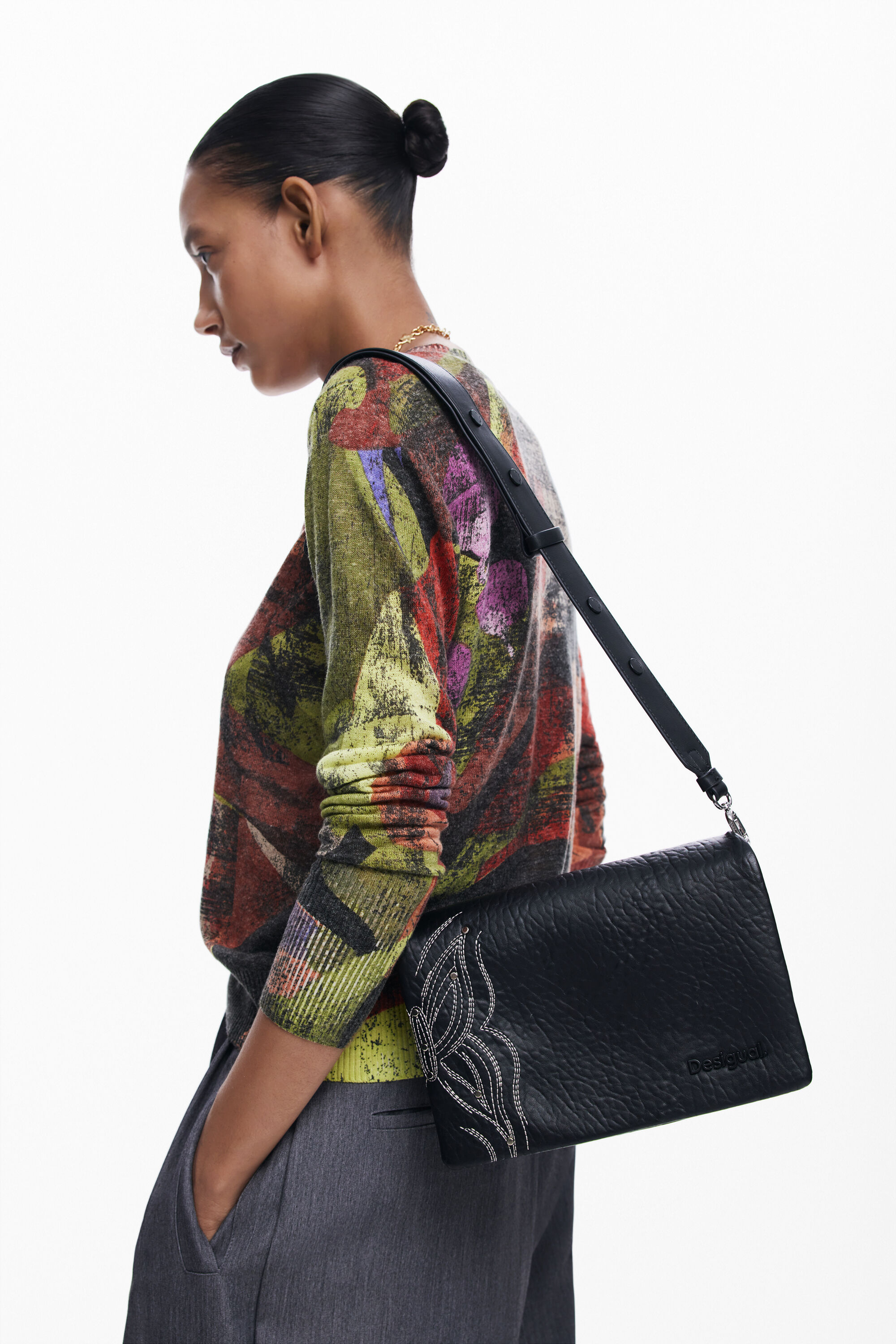 Bolso em forma de S com borboleta gravada