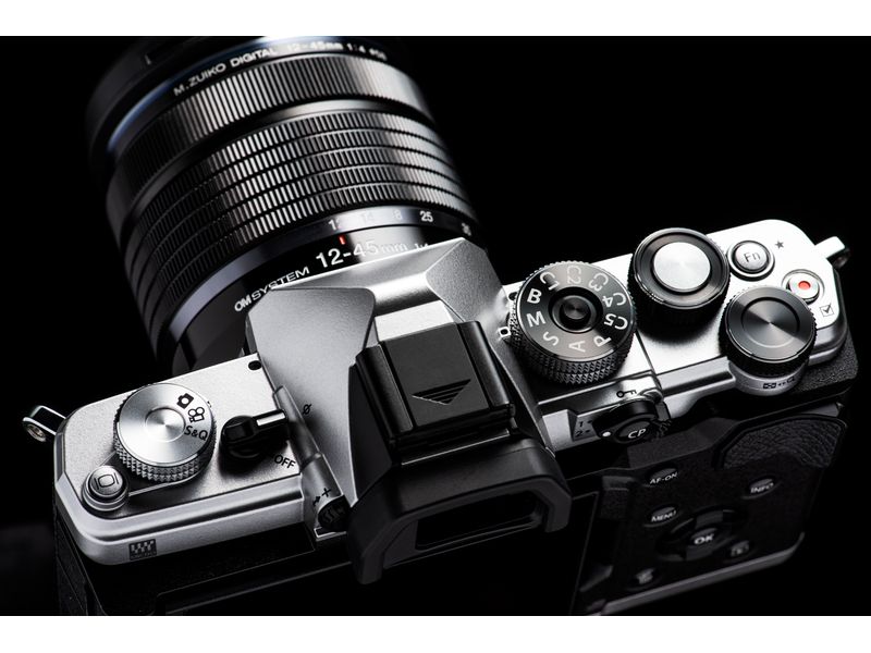 OM-System Fotokamera OM-3 Body Silber Kompakte, vielseitige Fotokamera in einem hochwertigen Metallgehäuse