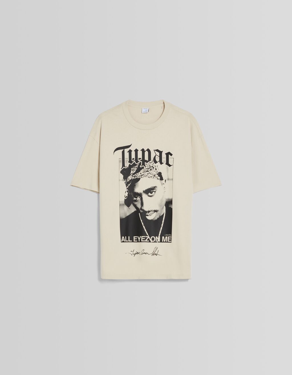 Camiseta de manga curta com estampa do Tupac e modelagem quadrada.