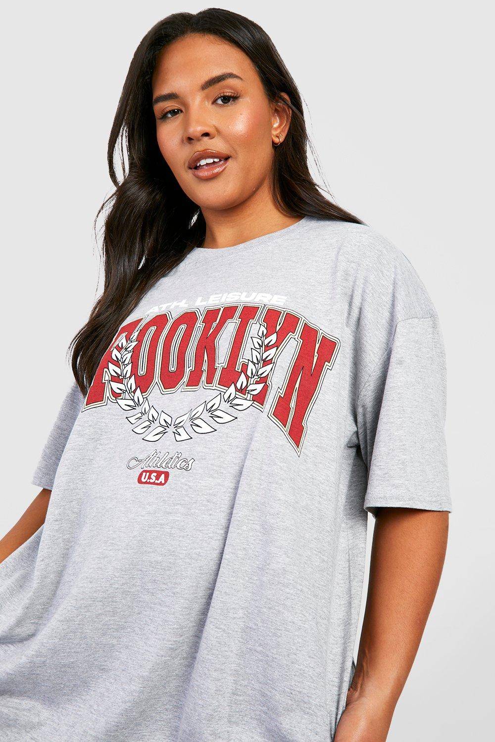 boohoo Grande taille - T-shirt oversize à slogan Brooklyn