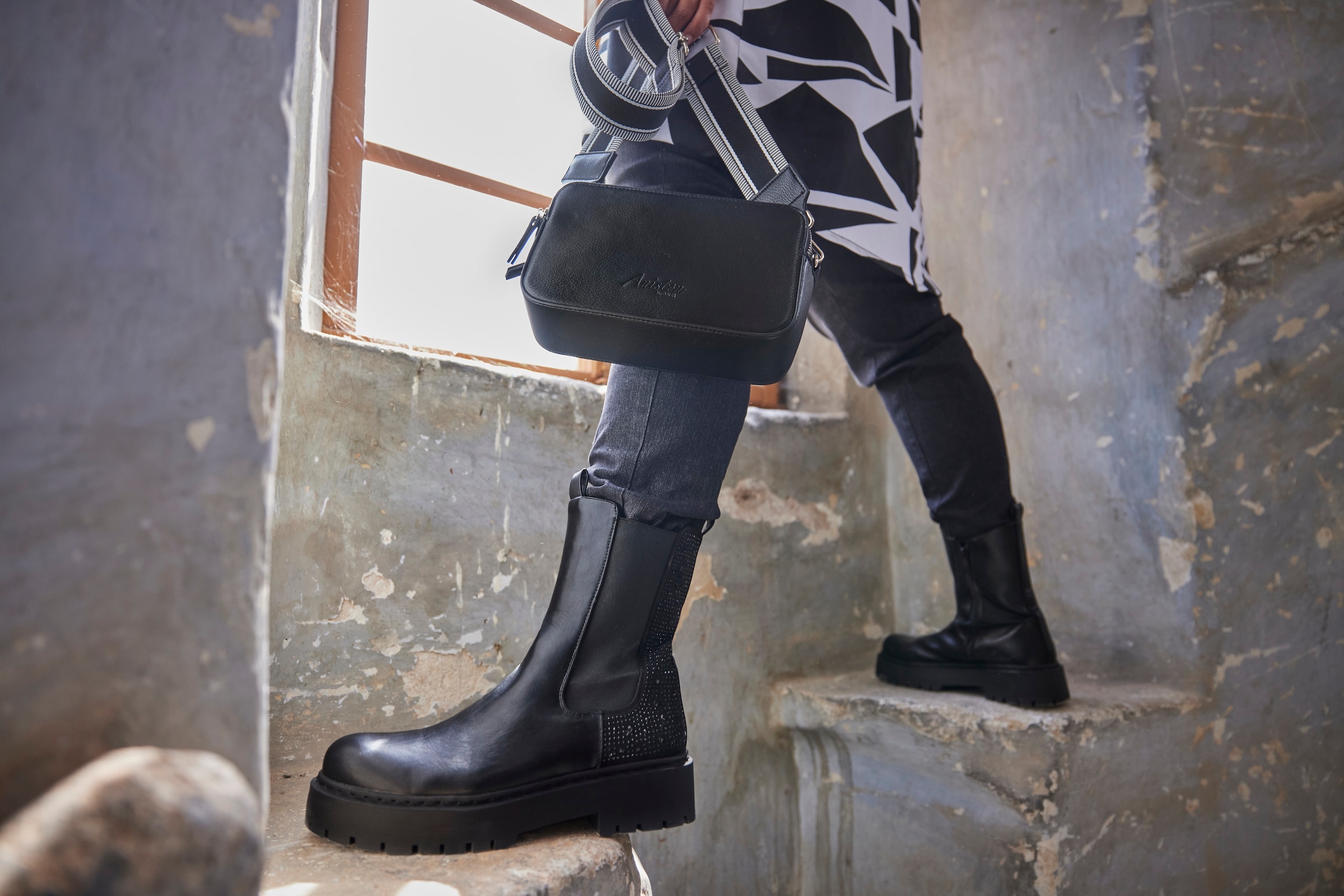 Aniston SHOES Chelseaboots  Schlupfboots, Plateaustiefelette, mit Glitzersteine - NEUE KOLLEKTION