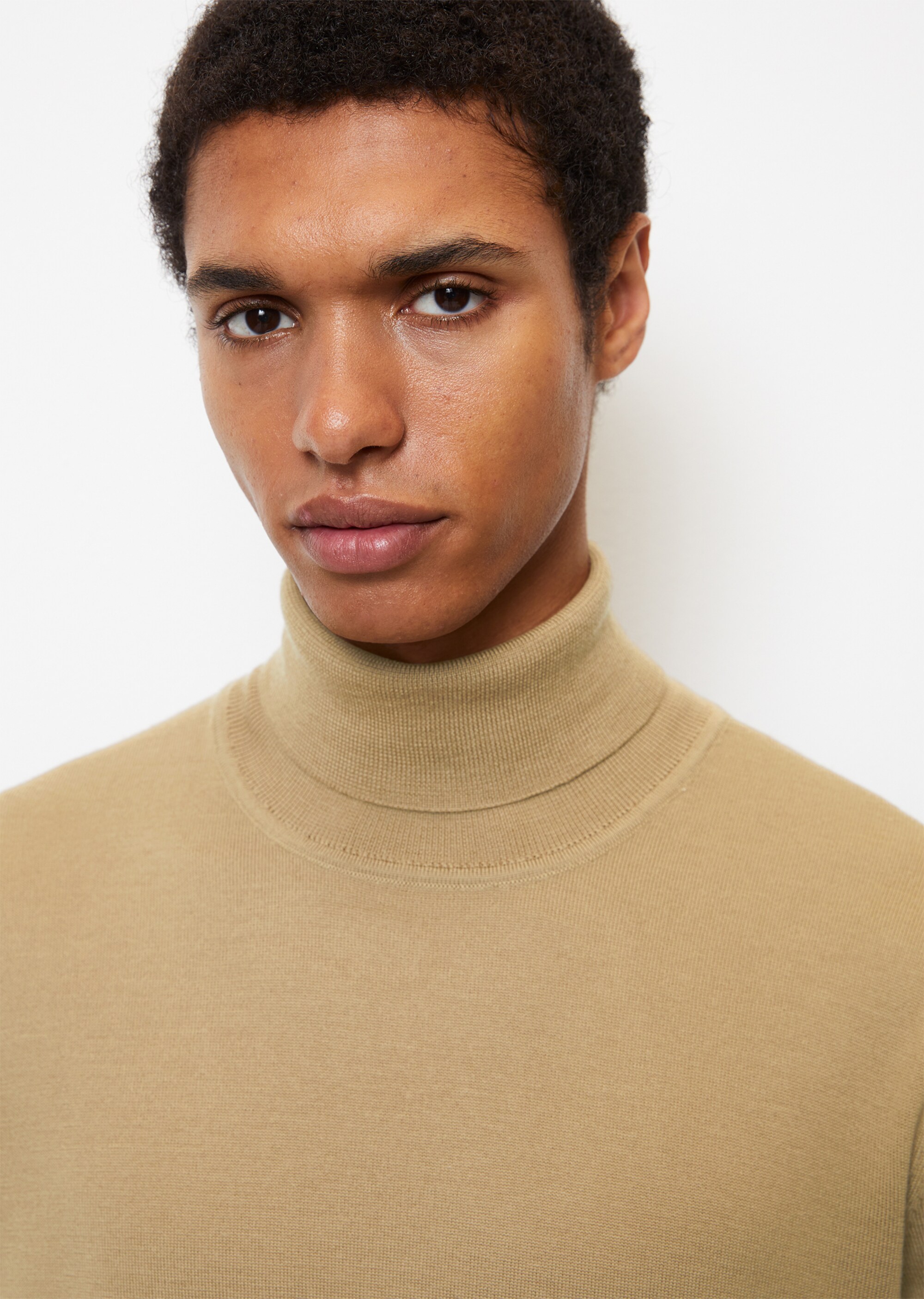 Rollkragen-Pullover shaped aus softer Schurwolle