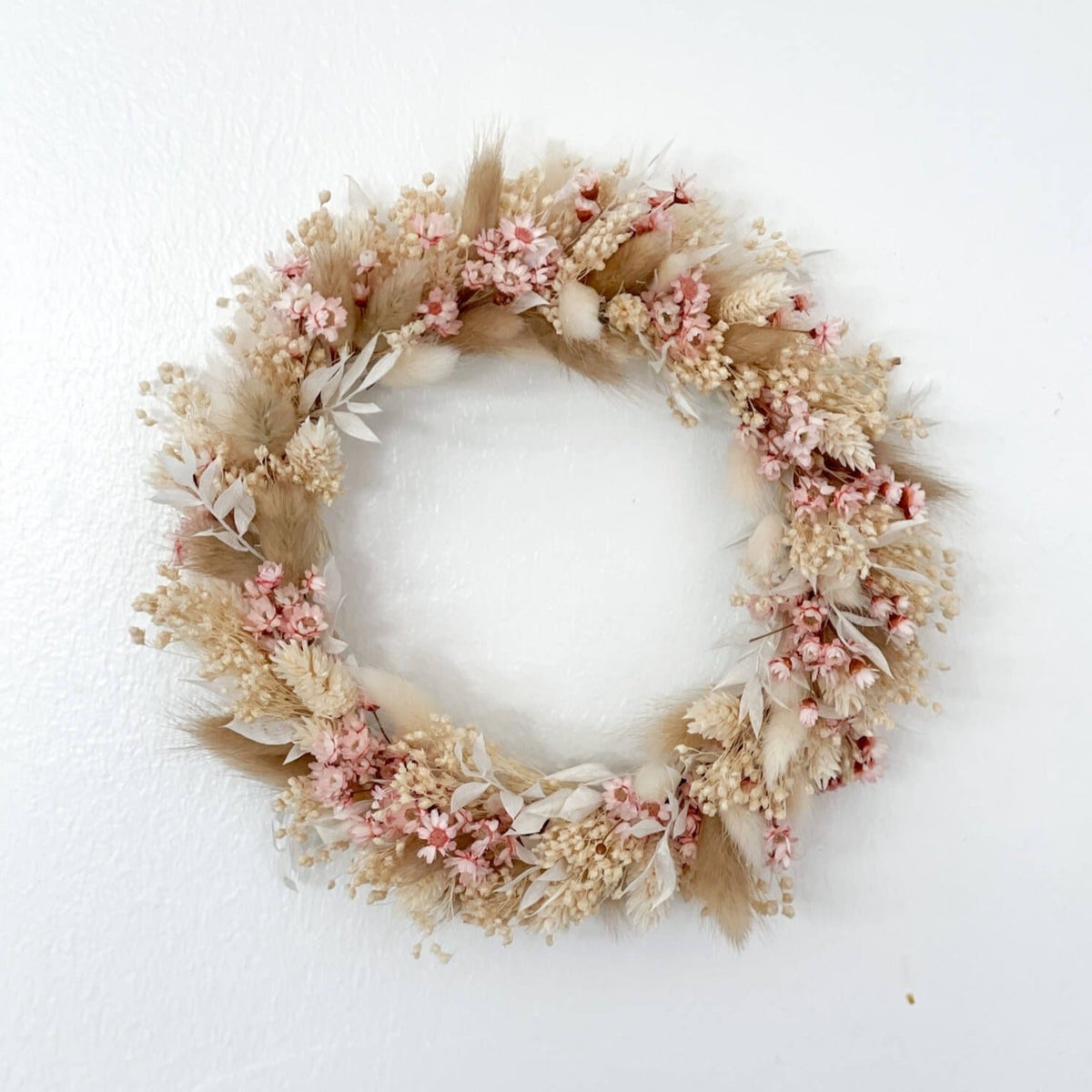Adventskrans met gedroogde bloemen voor op een kaarsenplateau