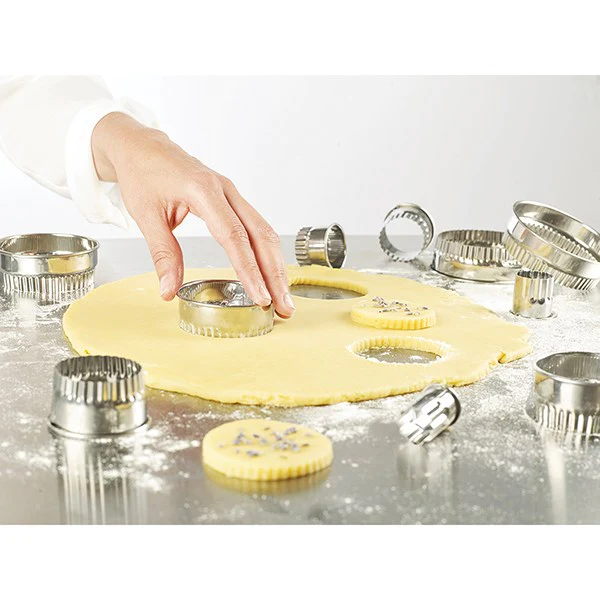 Boîte de 14 découpoirs ronds cannelés en inox 2 à 10,7 cm Mathon