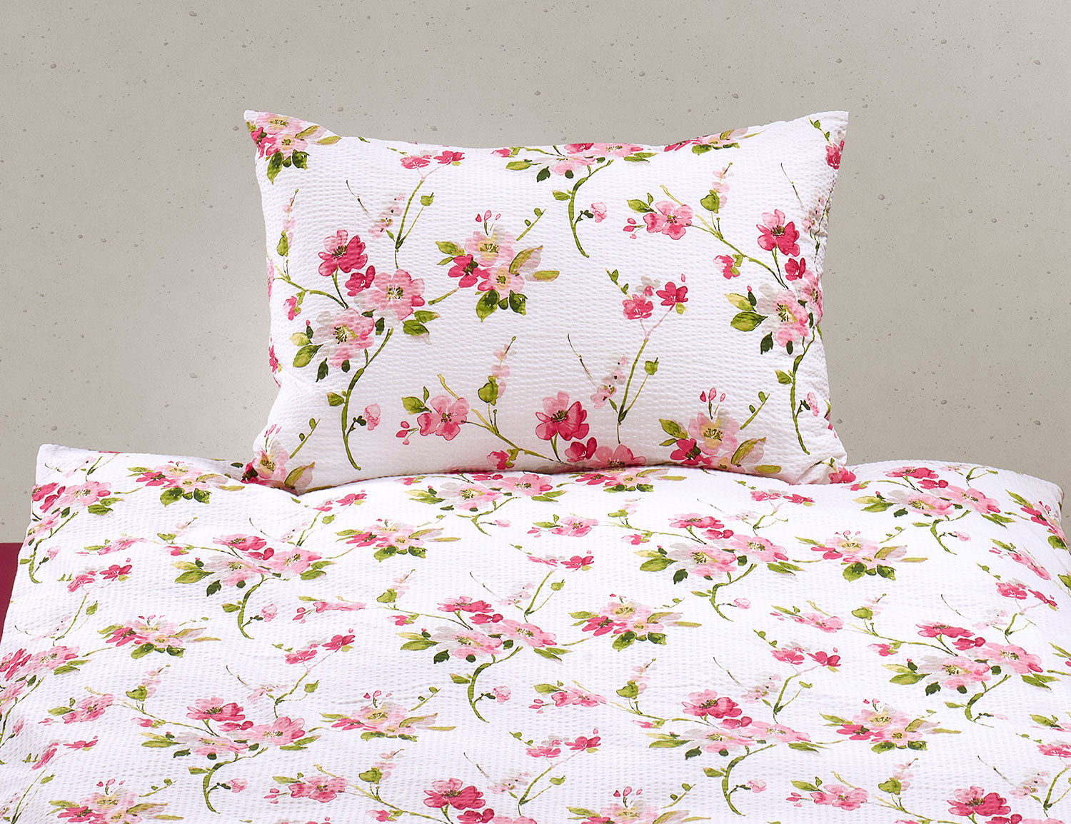 Bettwäsche in Weiss mit schönem Blumenmuster