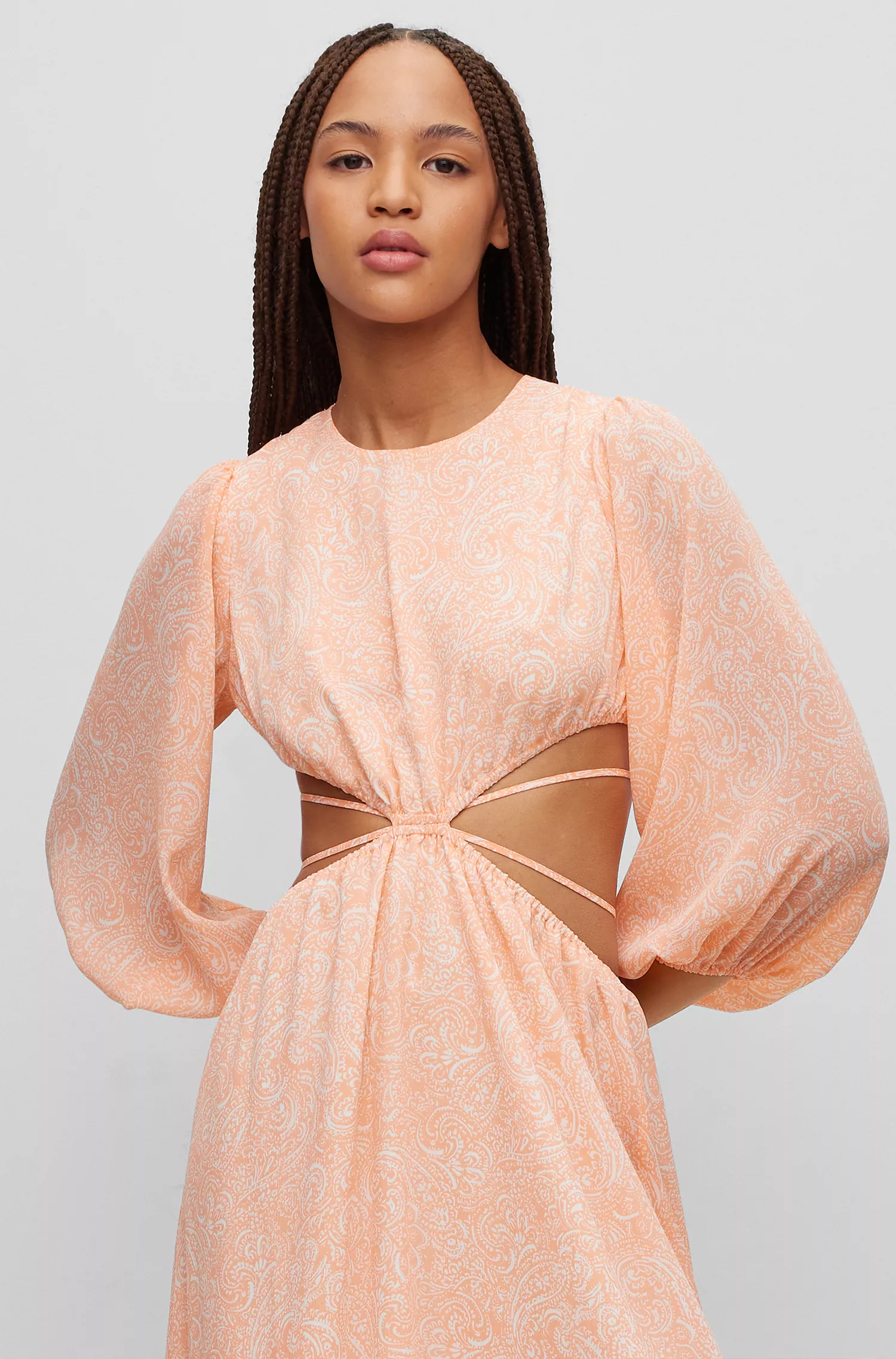 Vestido HUGO vermelho com estampa paisley e detalhes vazados.