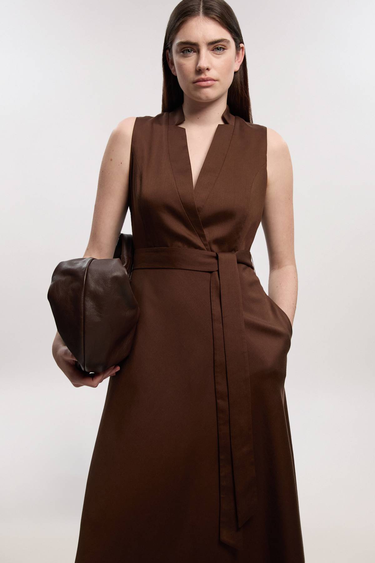 KarenMillen Robe Maxi en Lin Ajustée à Nouer à la Taille Style Portefeuille
