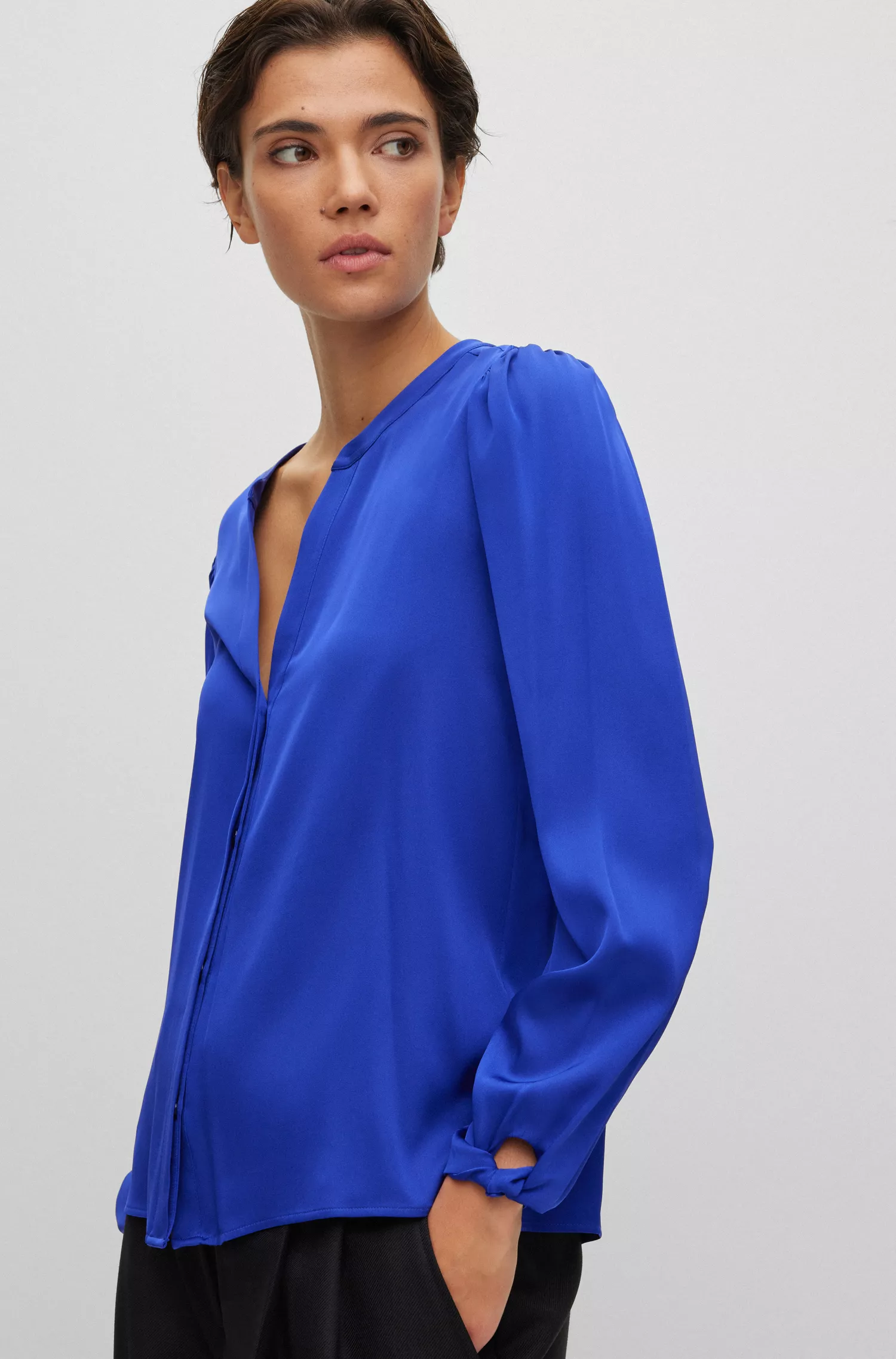 Blusa BOSS preta sem gola, modelagem solta, em seda elástica.