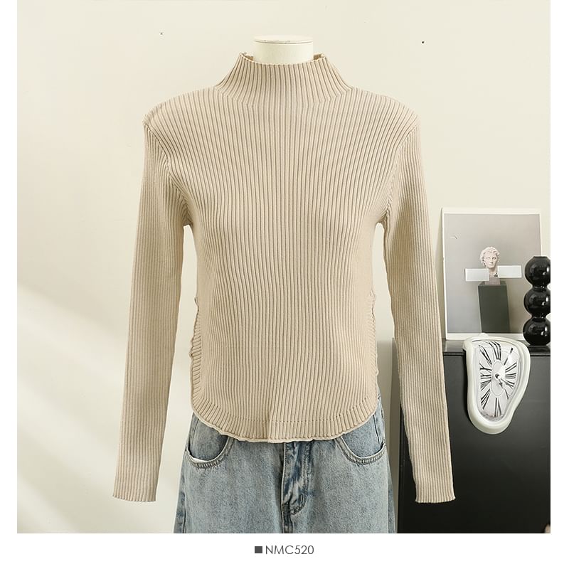 Lemongrass - Asymmetrische gebreide top met hoge hals