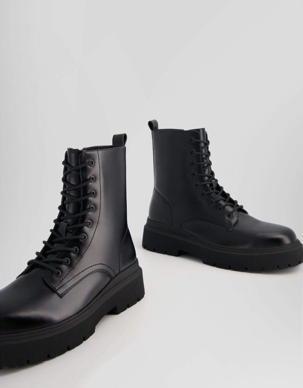 Botas de cano curto com cadarço e sola tratorada para homem