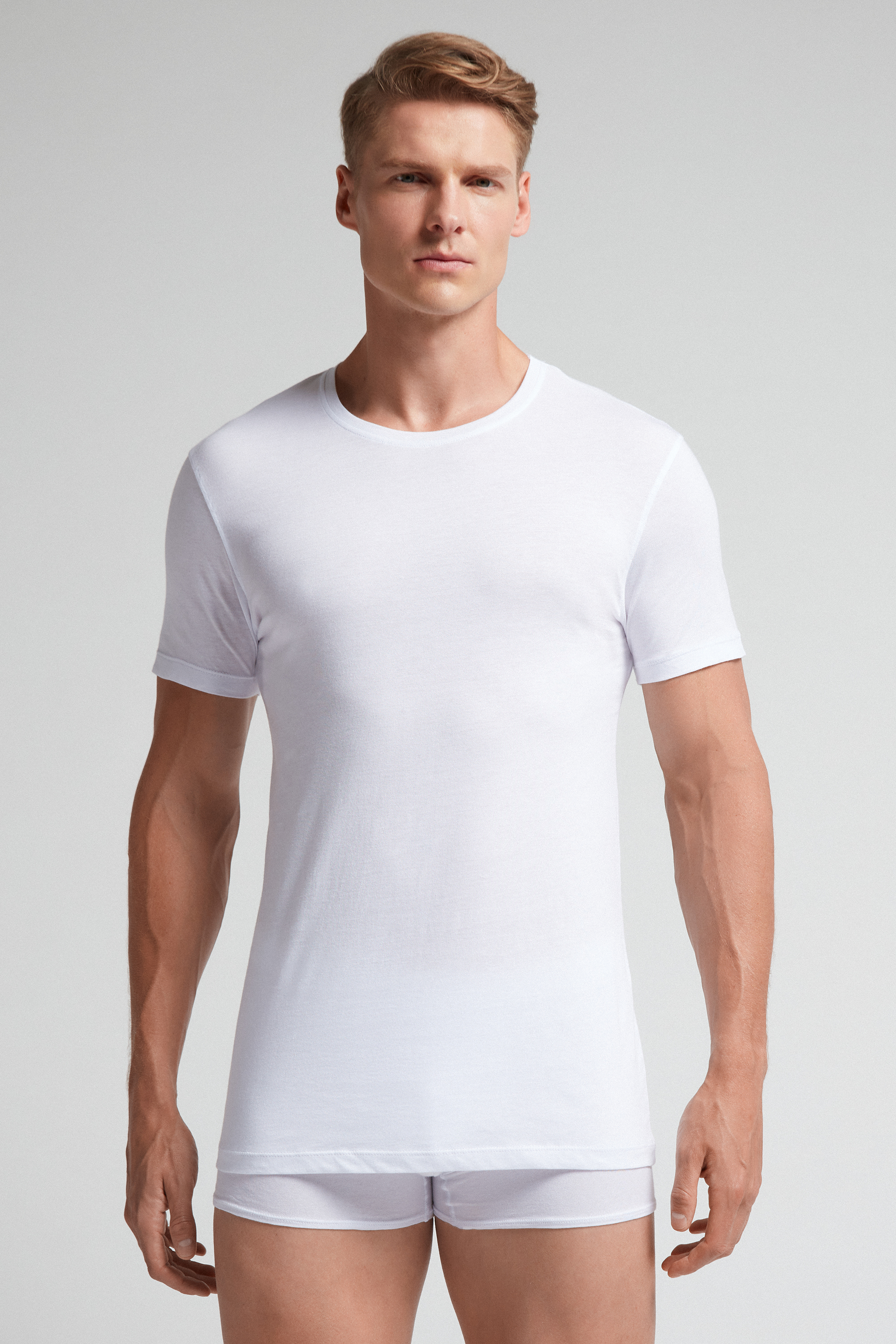 Camiseta de manga curta com gola redonda em algodão extrafino Supima®.