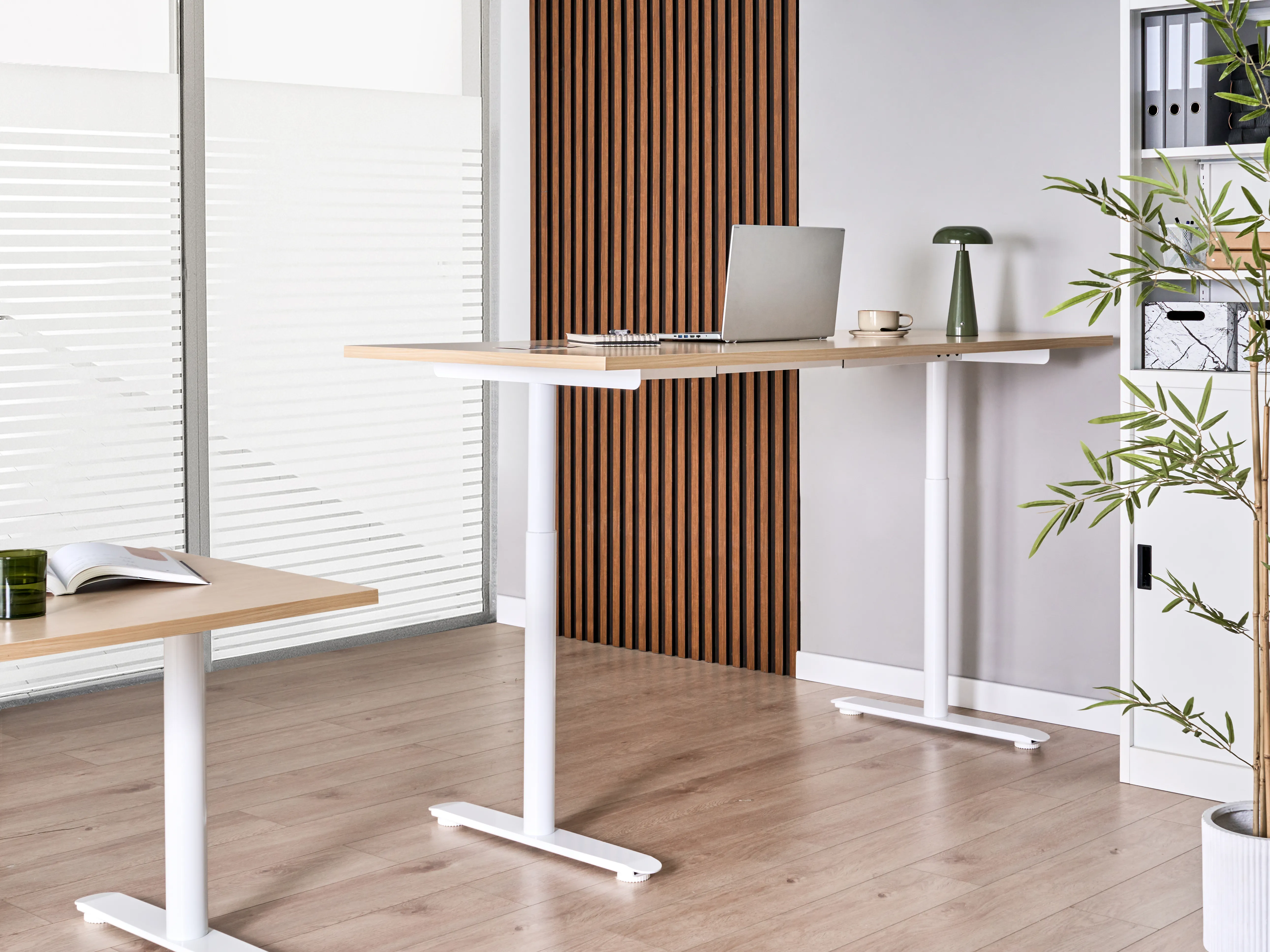 Elektrisch verstelbaar sta-bureau DESTINAS Lichtbruin/wit 180 cm 72 cm