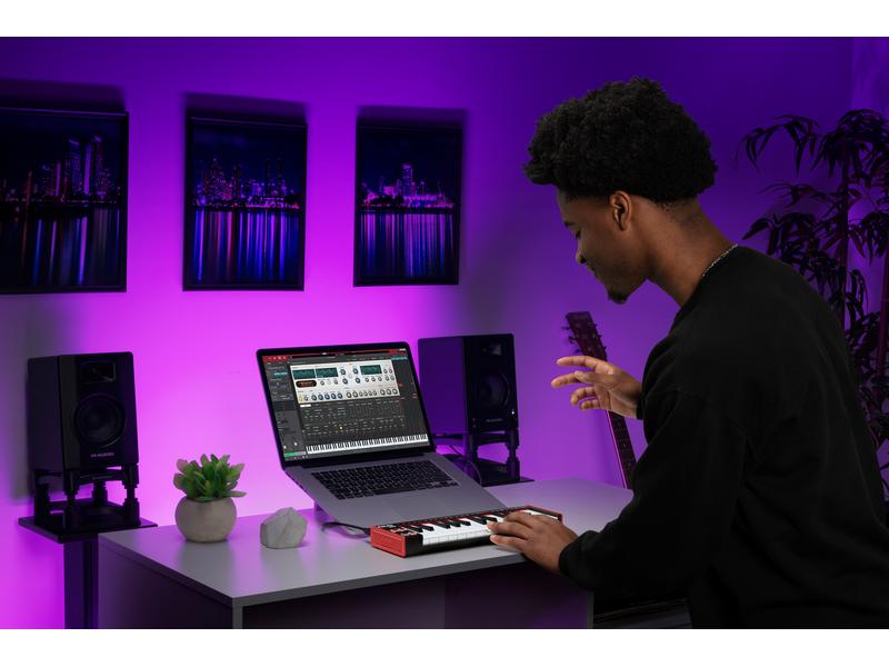 Akai Keyboard Controller LPK25 MKII Perfekter Begleiter für Piano- und Keyboard-spielende Musiker auf der ganzen Welt