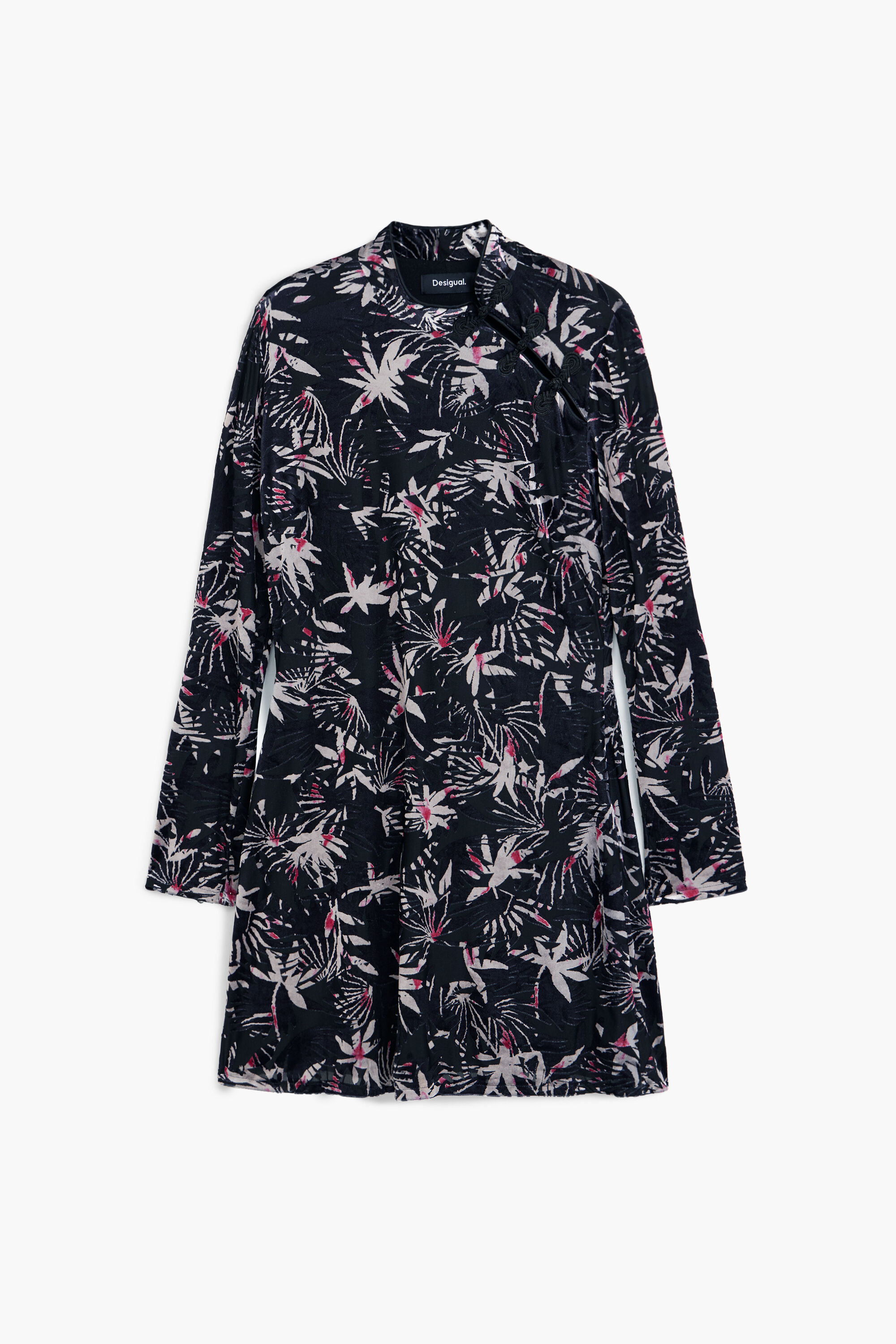 Vestido com folhas e gola quimono