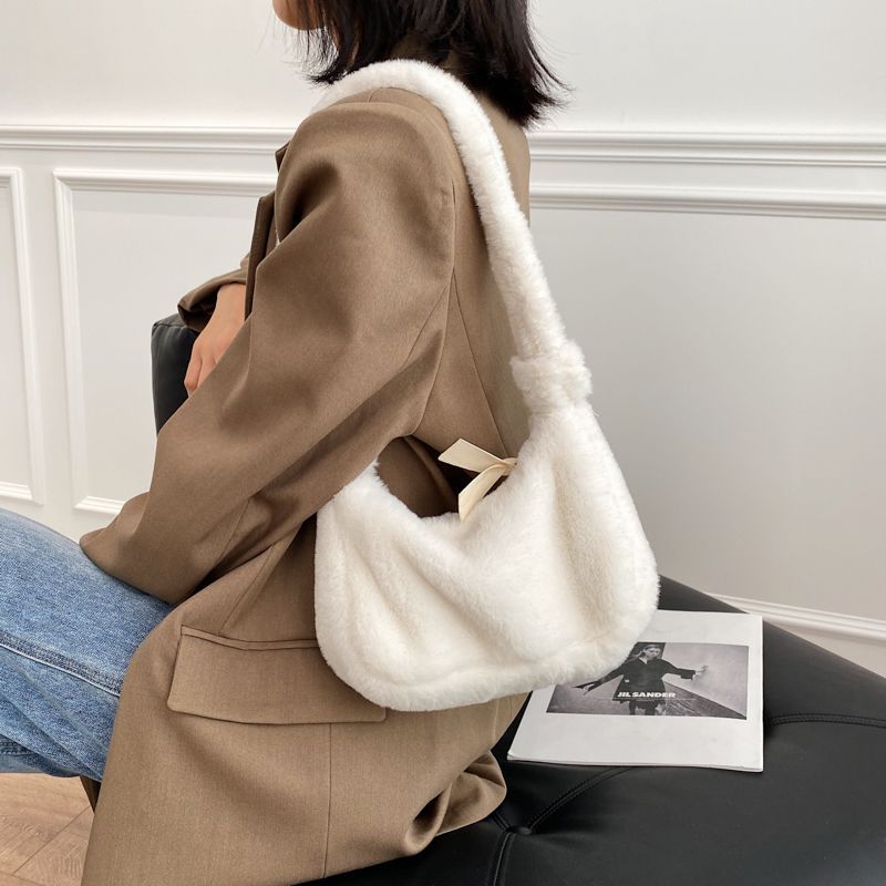 Daelynn - Fluffy Hobo-tas