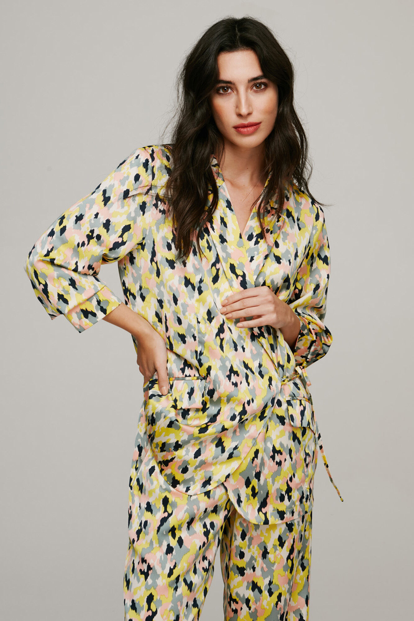 Blazer feminino de cetim com abotoamento duplo - Cinza
