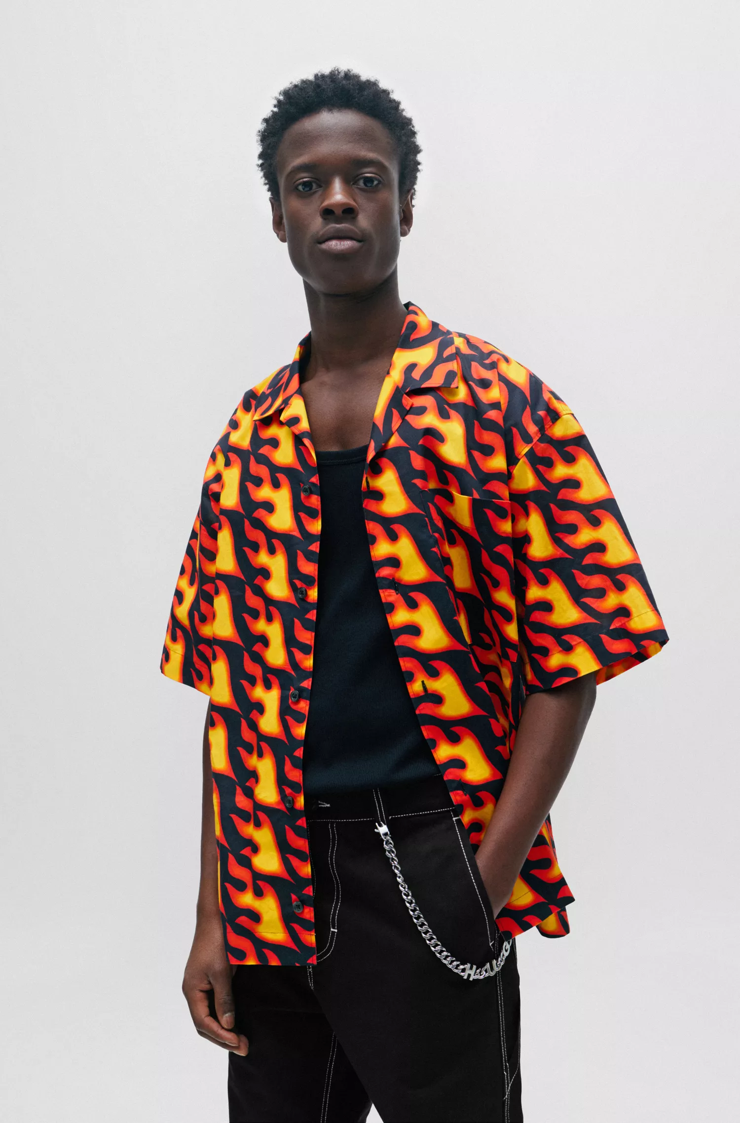 Camisa HUGO vermelha de manga curta com modelagem oversized e estampa da estação.