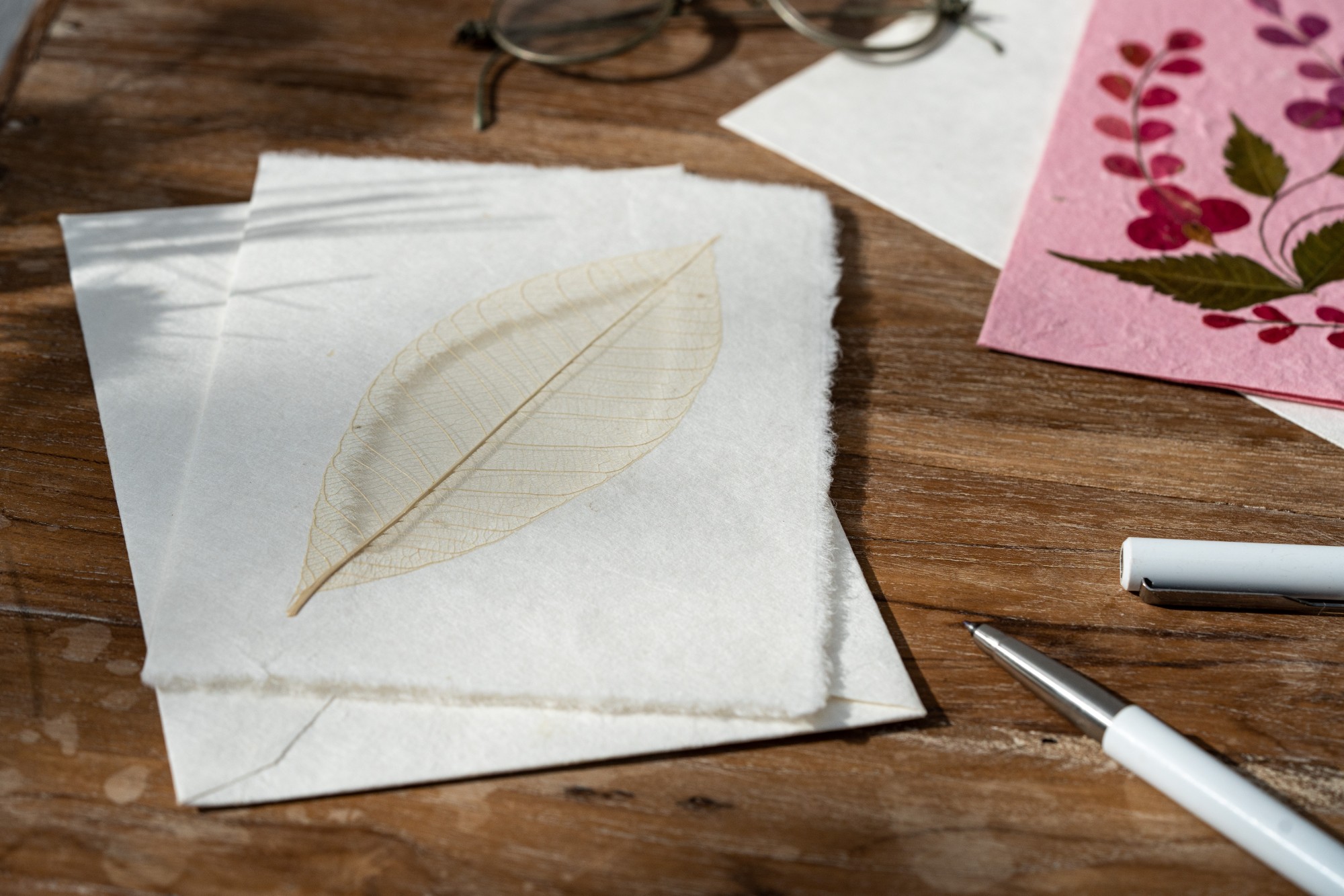 Grußkarte 'Rubber Leaf', weiß, H 17 cm, B 12 cm günstig bestellen