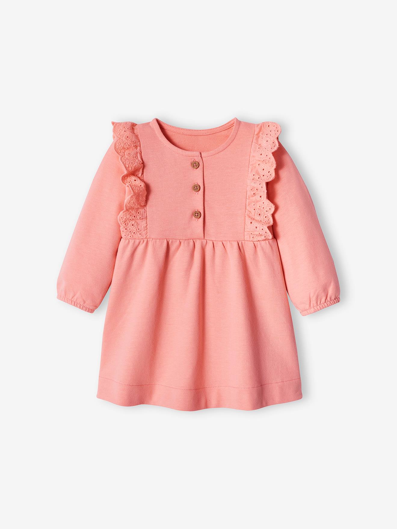 Vestido de pelúcia coral para bebê com babados bordados à inglesa.