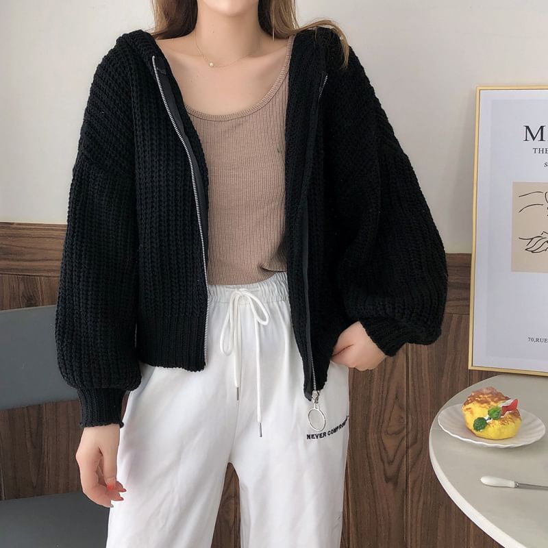Muezz - Effen grof gebreide crop hoodie met rits