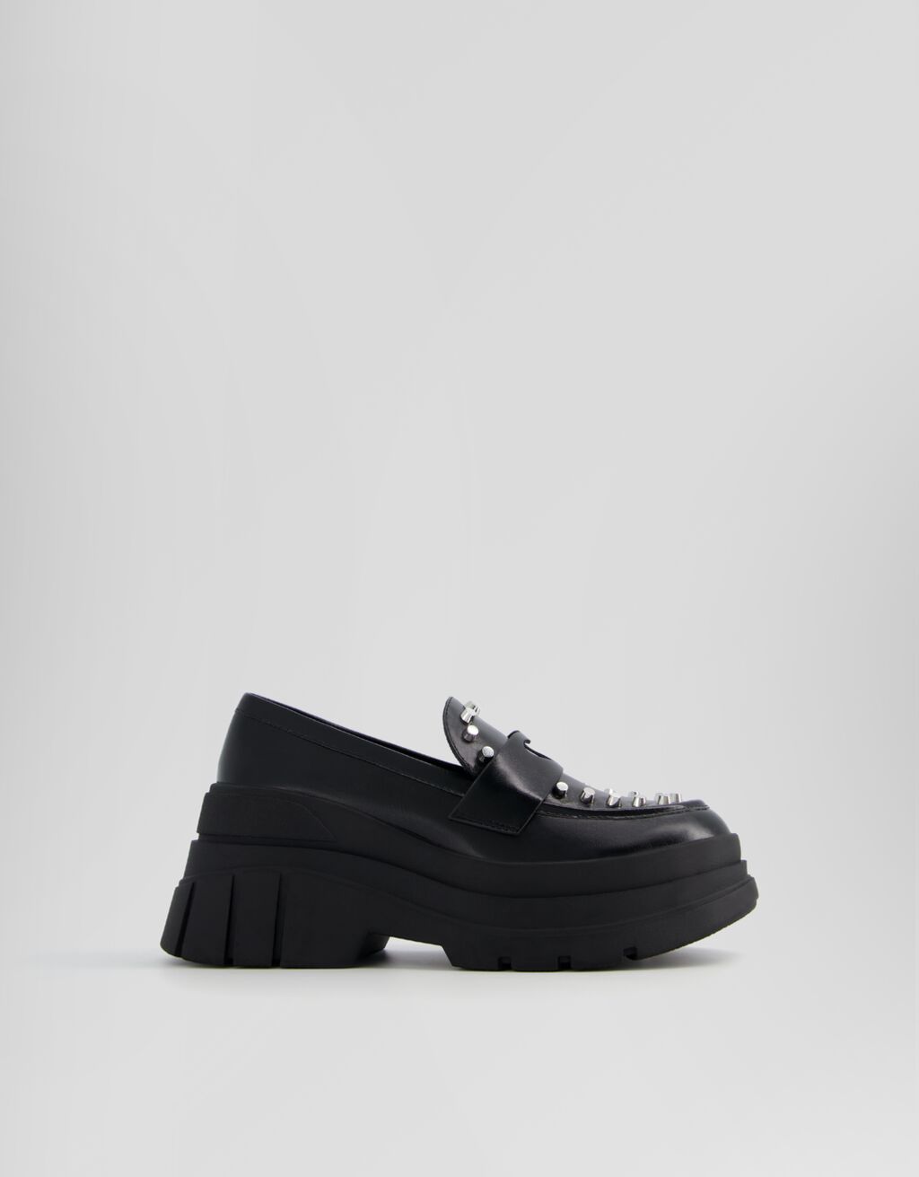 Mocassins com tachas e solado grosso.