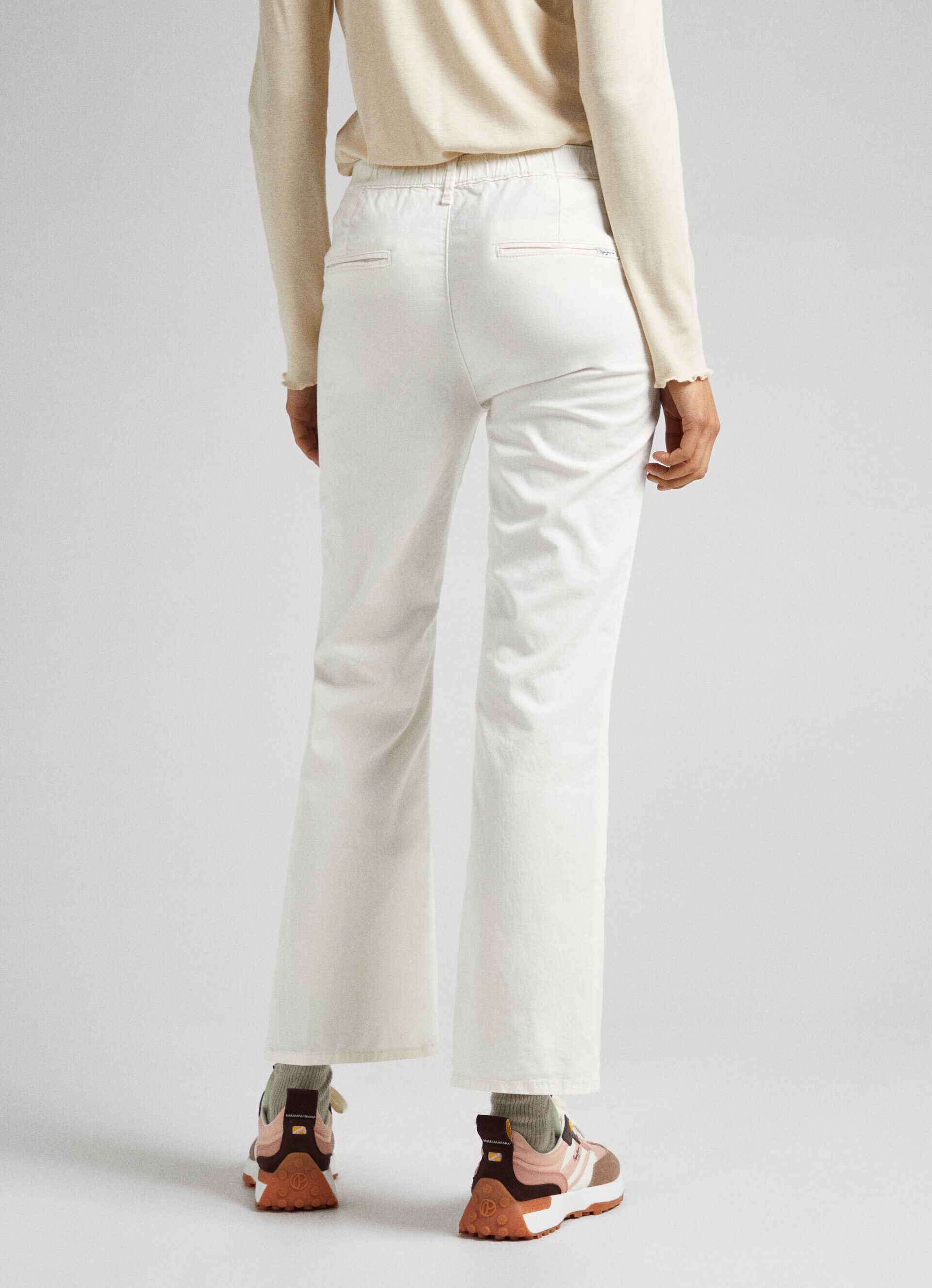 Calça chino com modelagem flare - branca