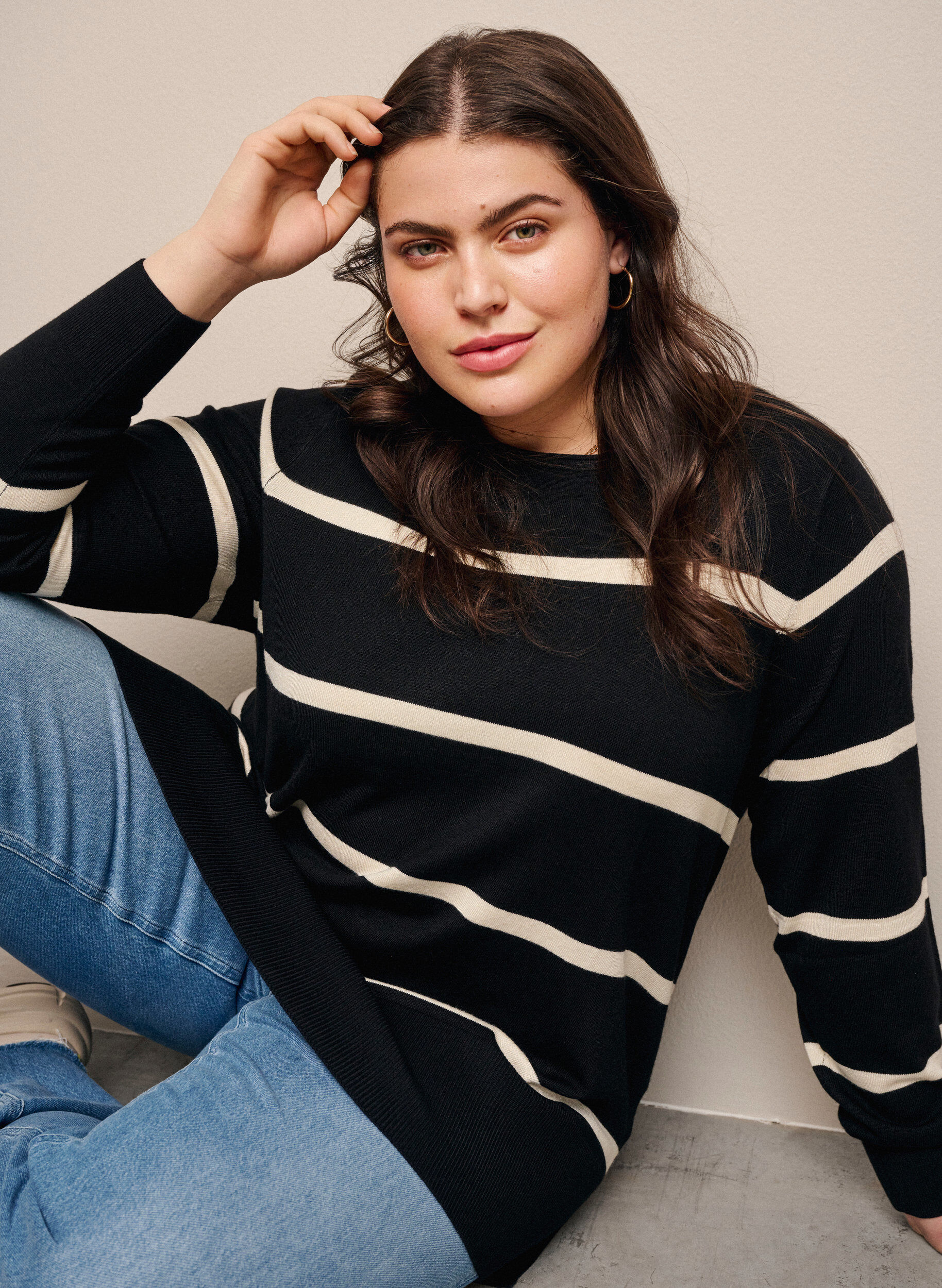 Strikket viskosebluse med striber