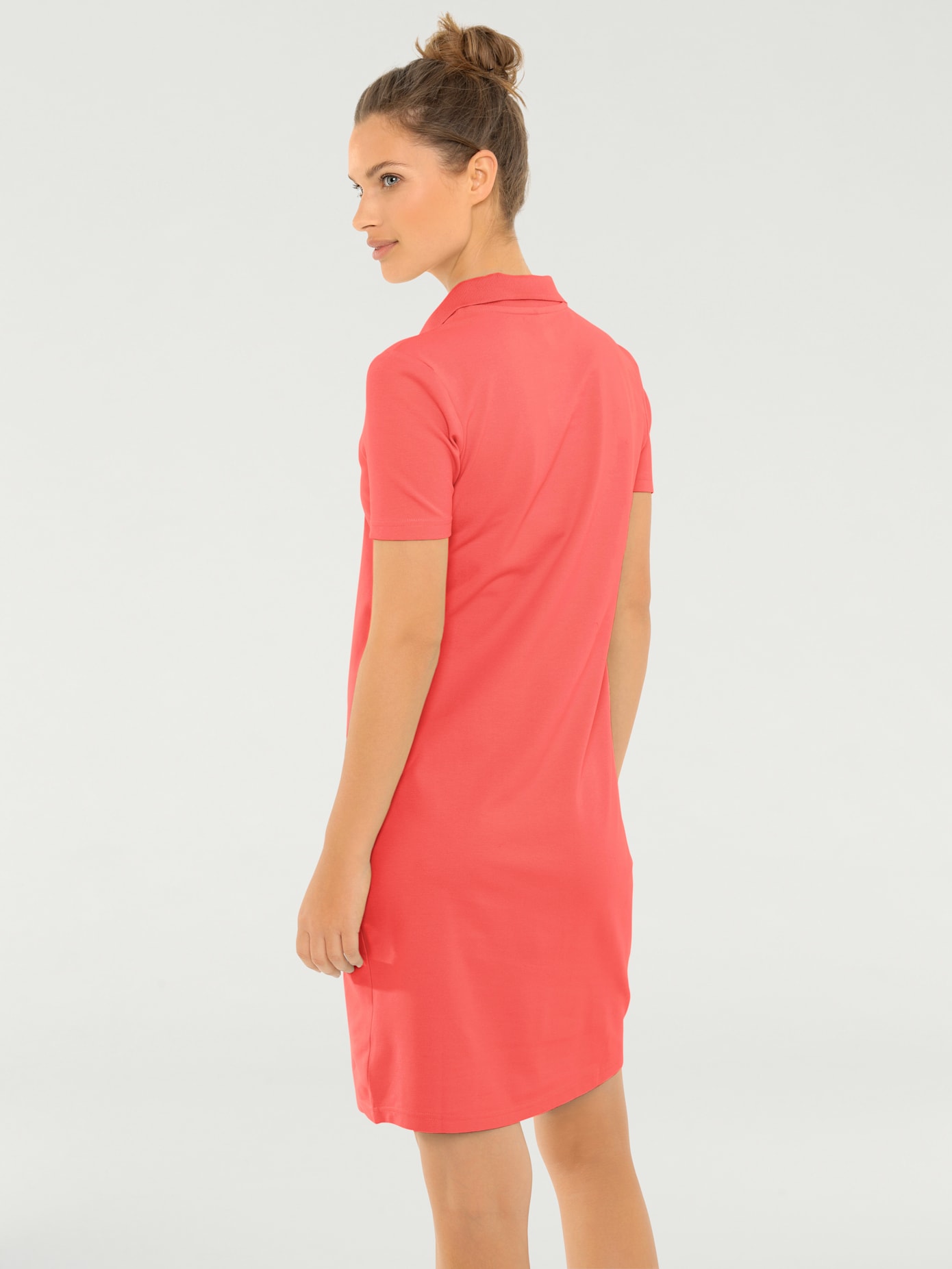 Robe longueur au-dessus du genou, style polo