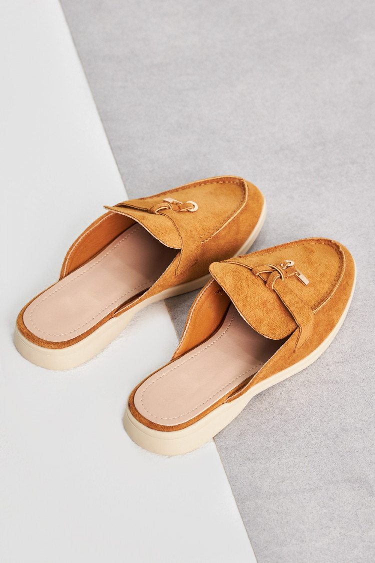 Mocassin en velours camel ouvert