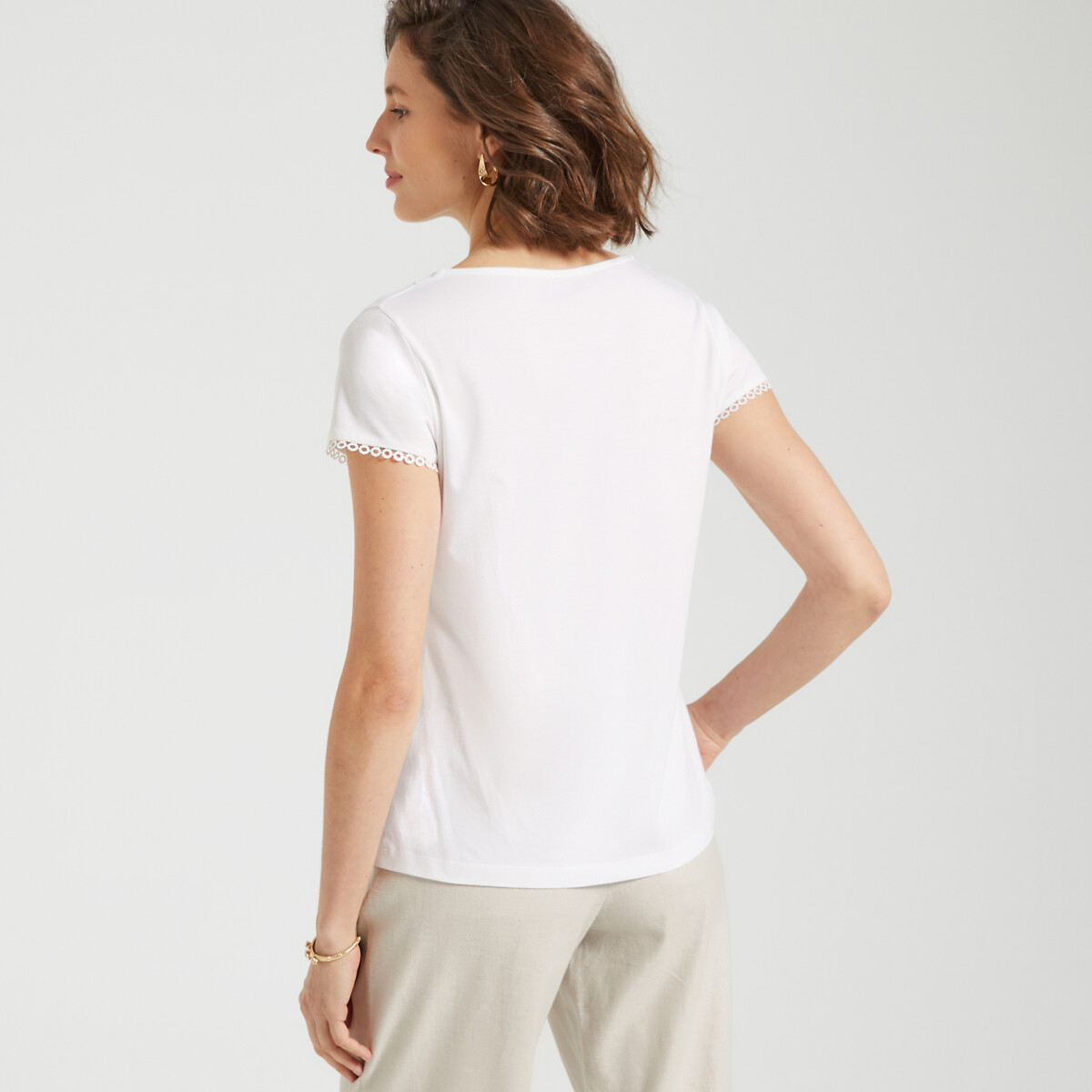 ANNE WEYBURN<br>Camiseta com decote em V, detalhe em guipure, mangas curtas