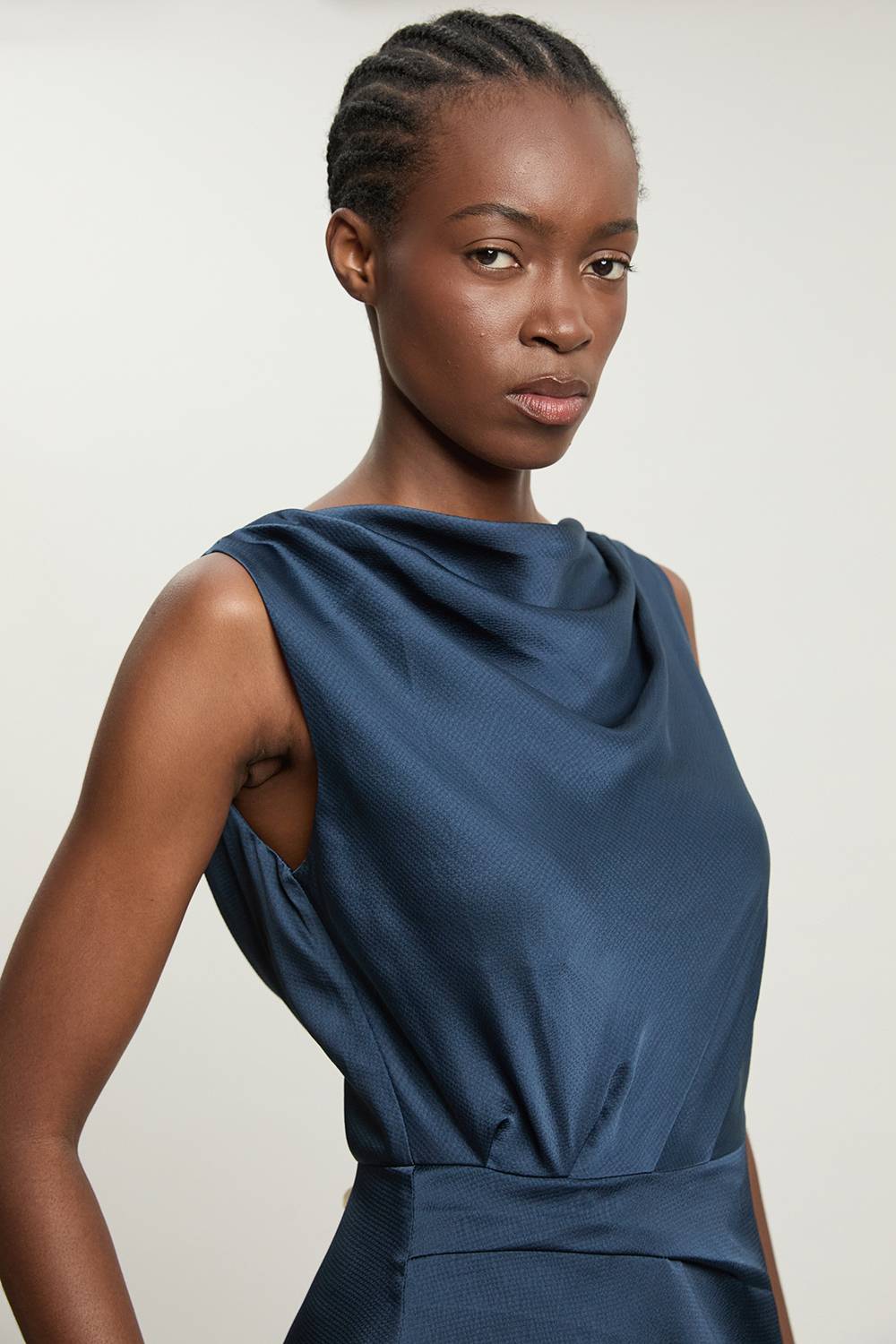 KarenMillen Robe Midi Sans Manches À Détail Volant En Satin Texturé Petite