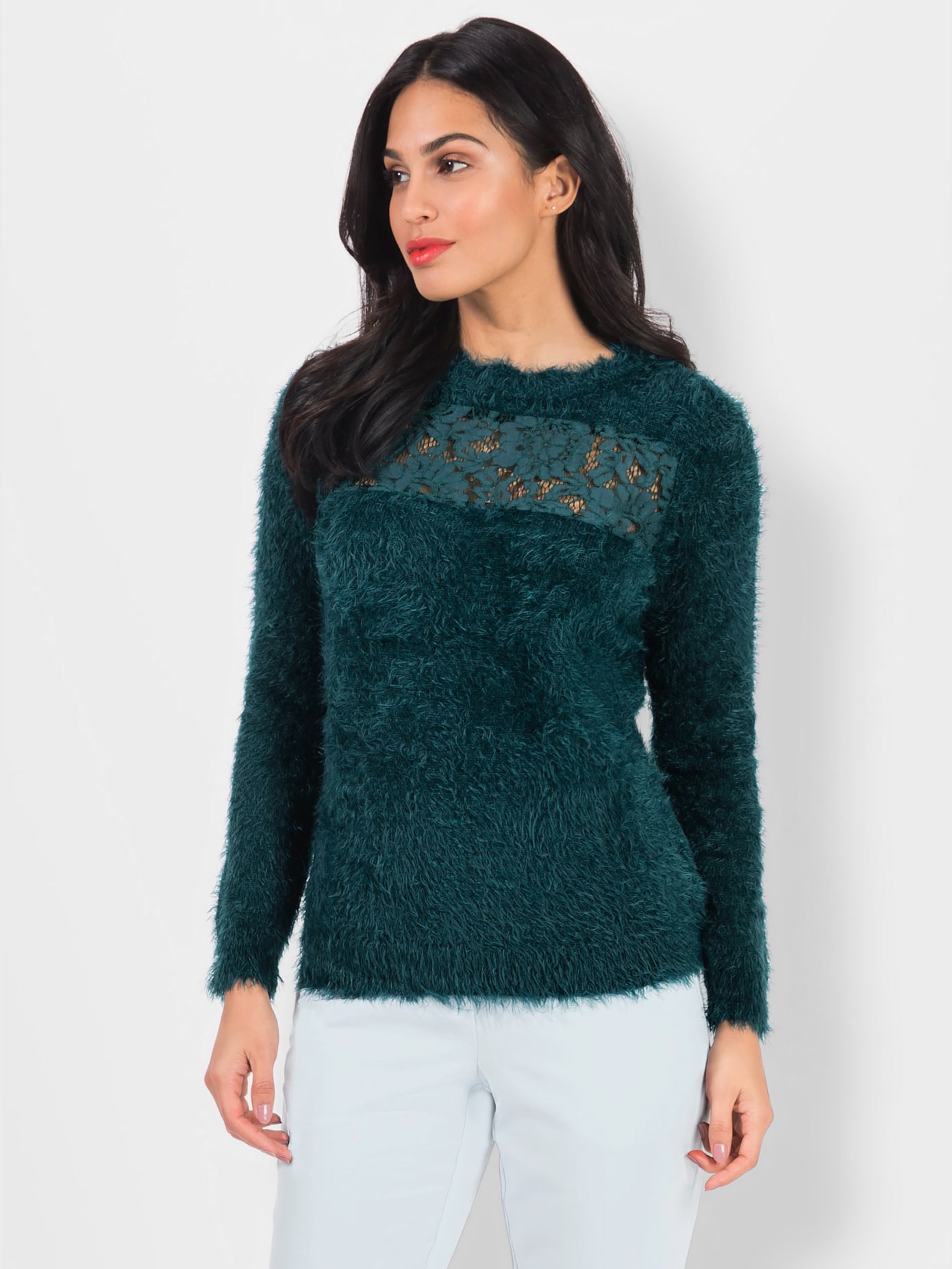 Pull encolure ronde empiècement en dentelle délicat