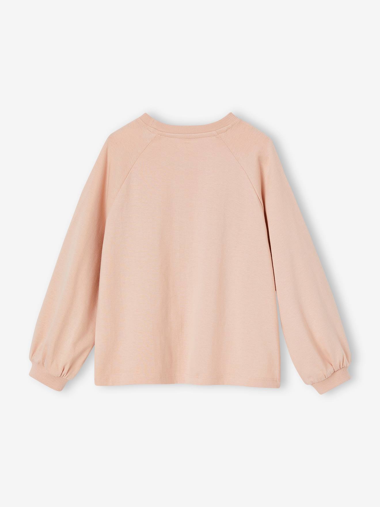 Camiseta evasê com mensagem vibrante e efeito metálico para meninas com maquiagem rosa.