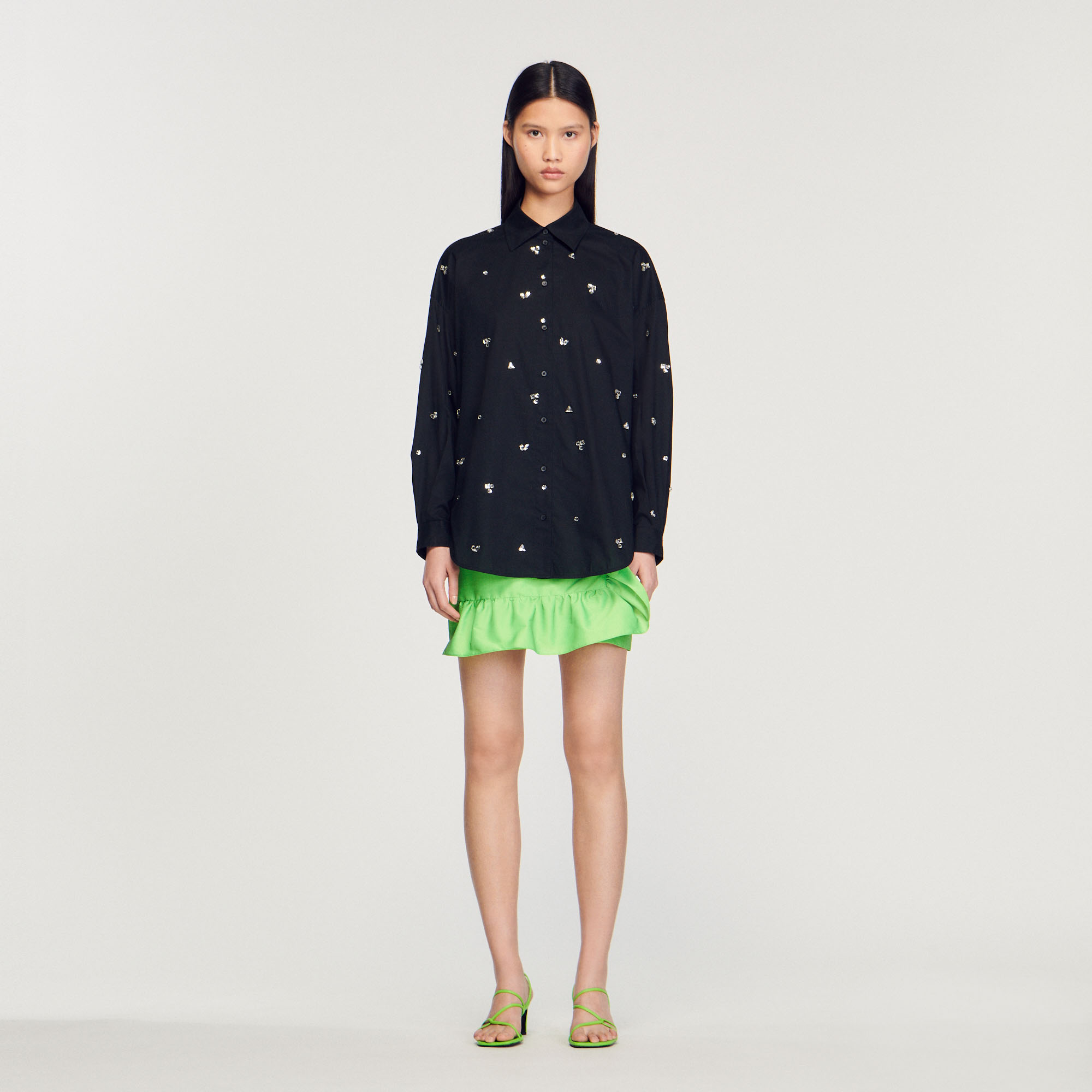 Chemise ornee de strass brodes á la main