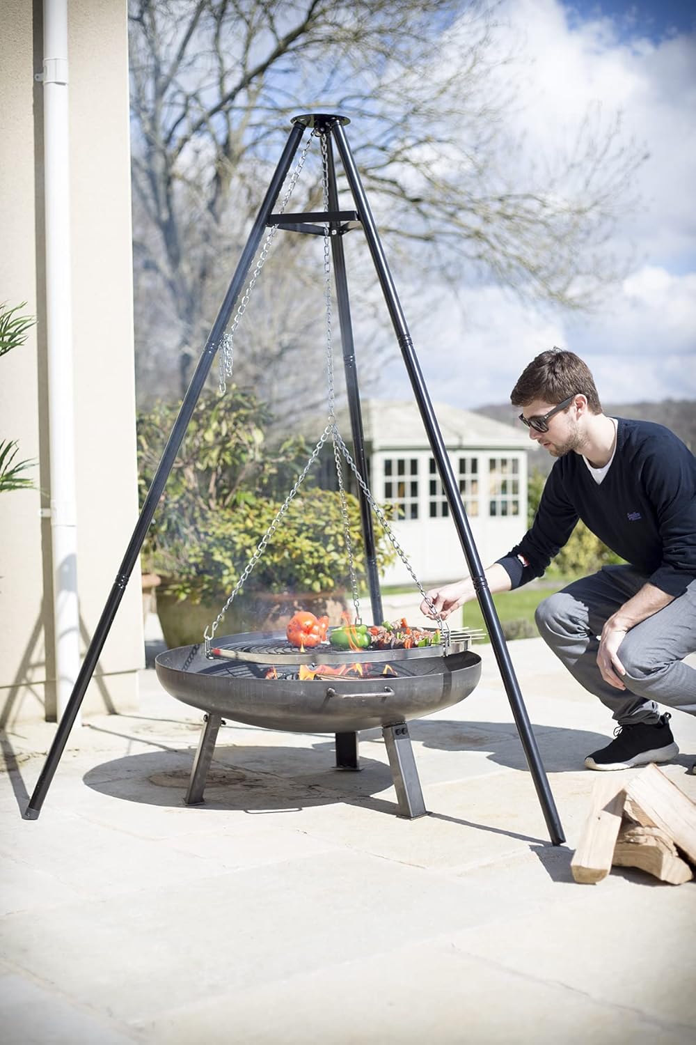 La Hacienda Dreibein mit Grillrost 172 cm - Stativ Feuerschale - Feuerstelle Outdoor & Feuertonne - Dreibein mit Grillrost aus hochwertigem Stahl
