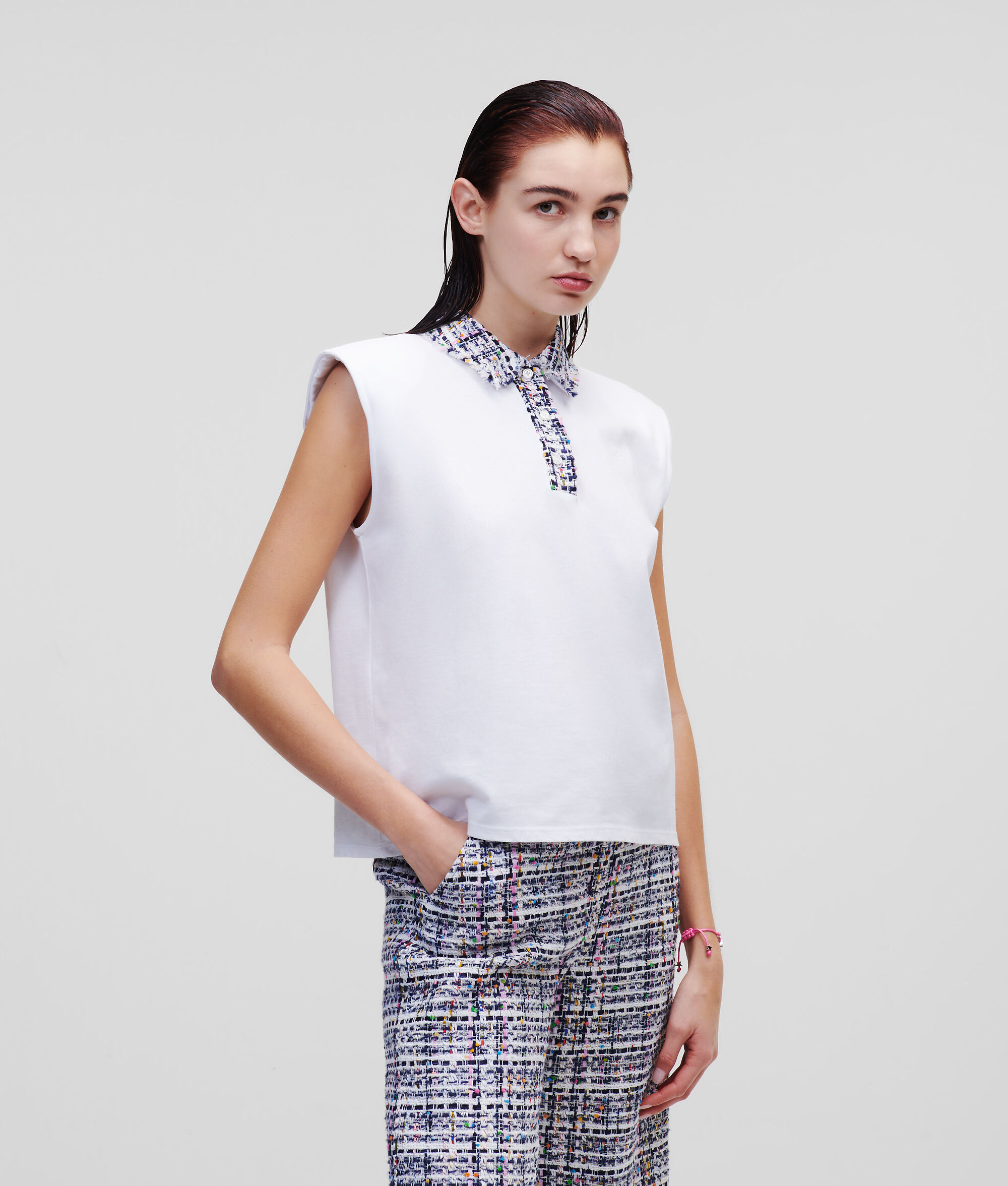 POLO SANS MANCHES EN TISSU BOUCLÉ
