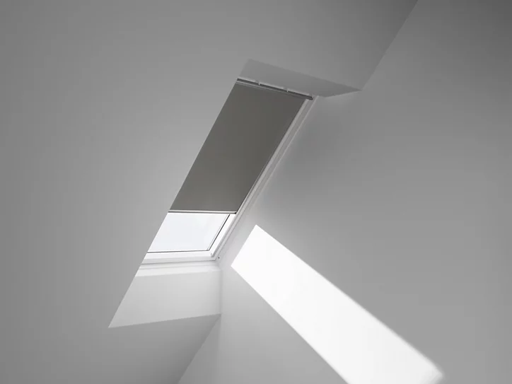 Store occultant fenêtre de toit Velux DKL SK06 gris